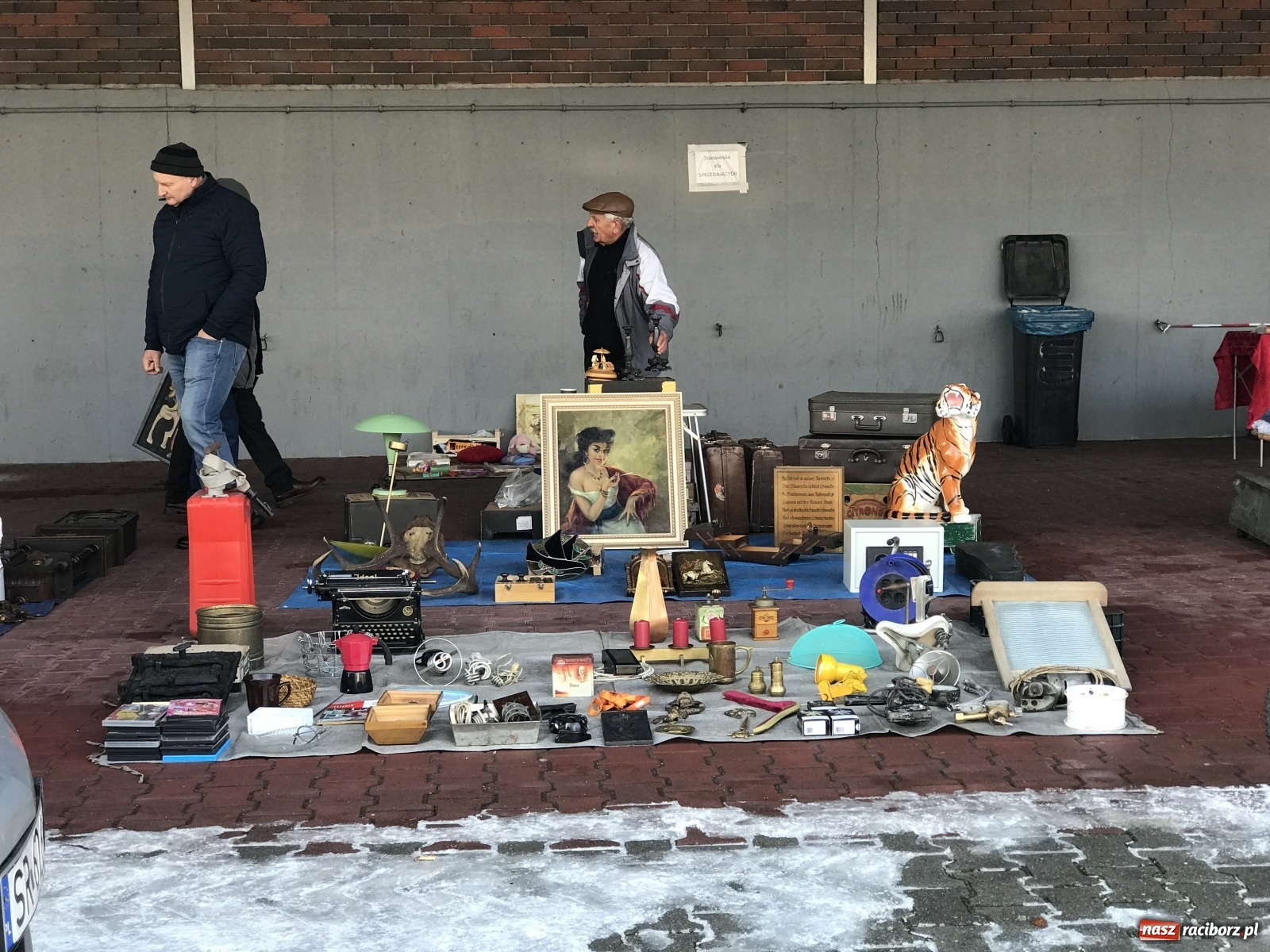 Zdjęcie w galerii na portalu naszraciborz.pl: Śnieg nie odstraszył kupców i klientów wiadomości z regionu