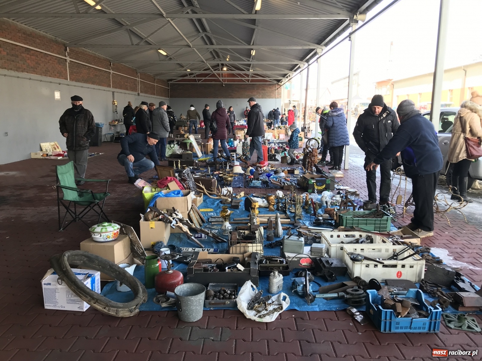 Zdjęcie w galerii na portalu naszraciborz.pl: Śnieg nie odstraszył kupców i klientów wiadomości z regionu