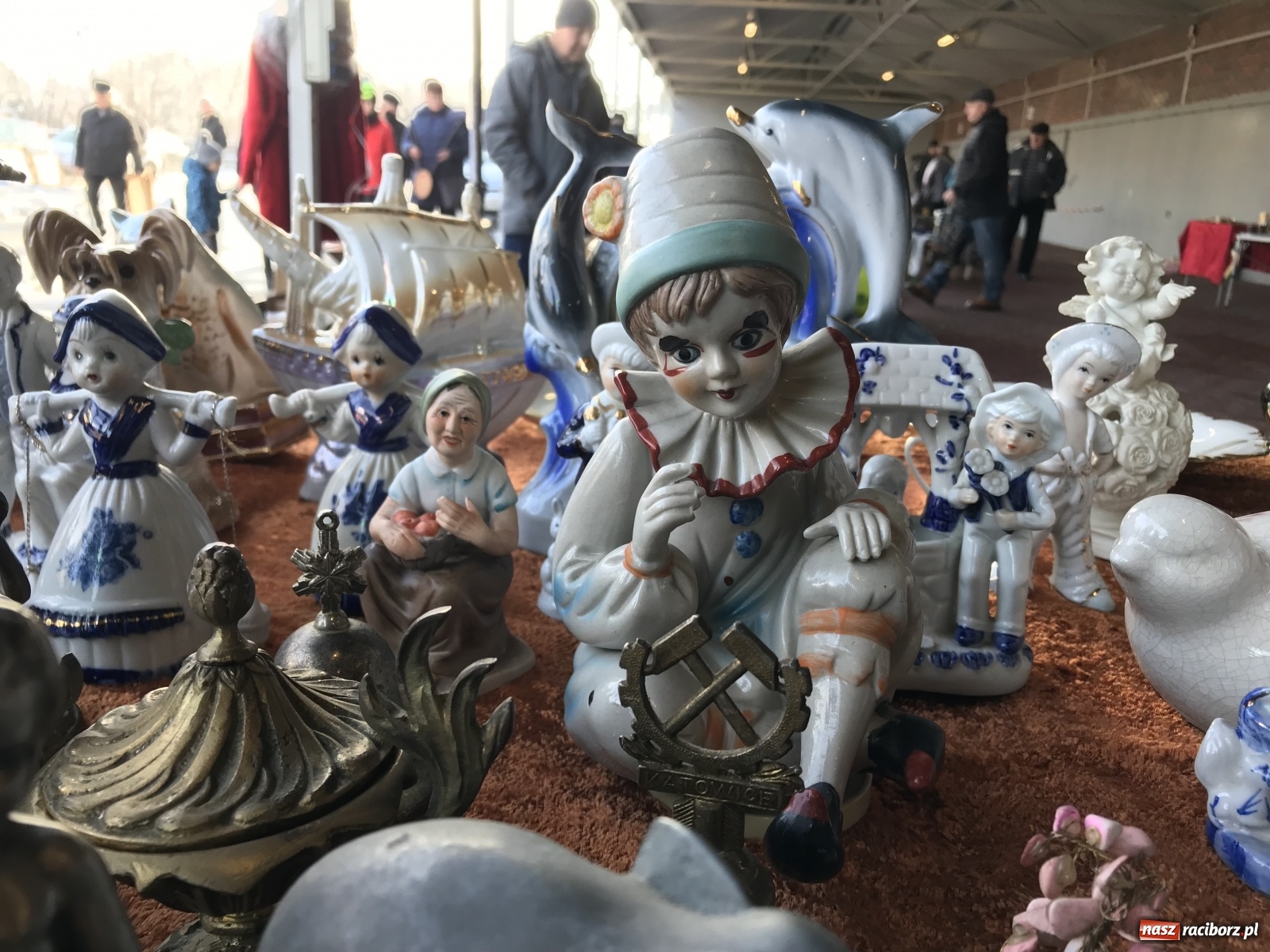 Zdjęcie w galerii na portalu naszraciborz.pl: Śnieg nie odstraszył kupców i klientów wiadomości z regionu