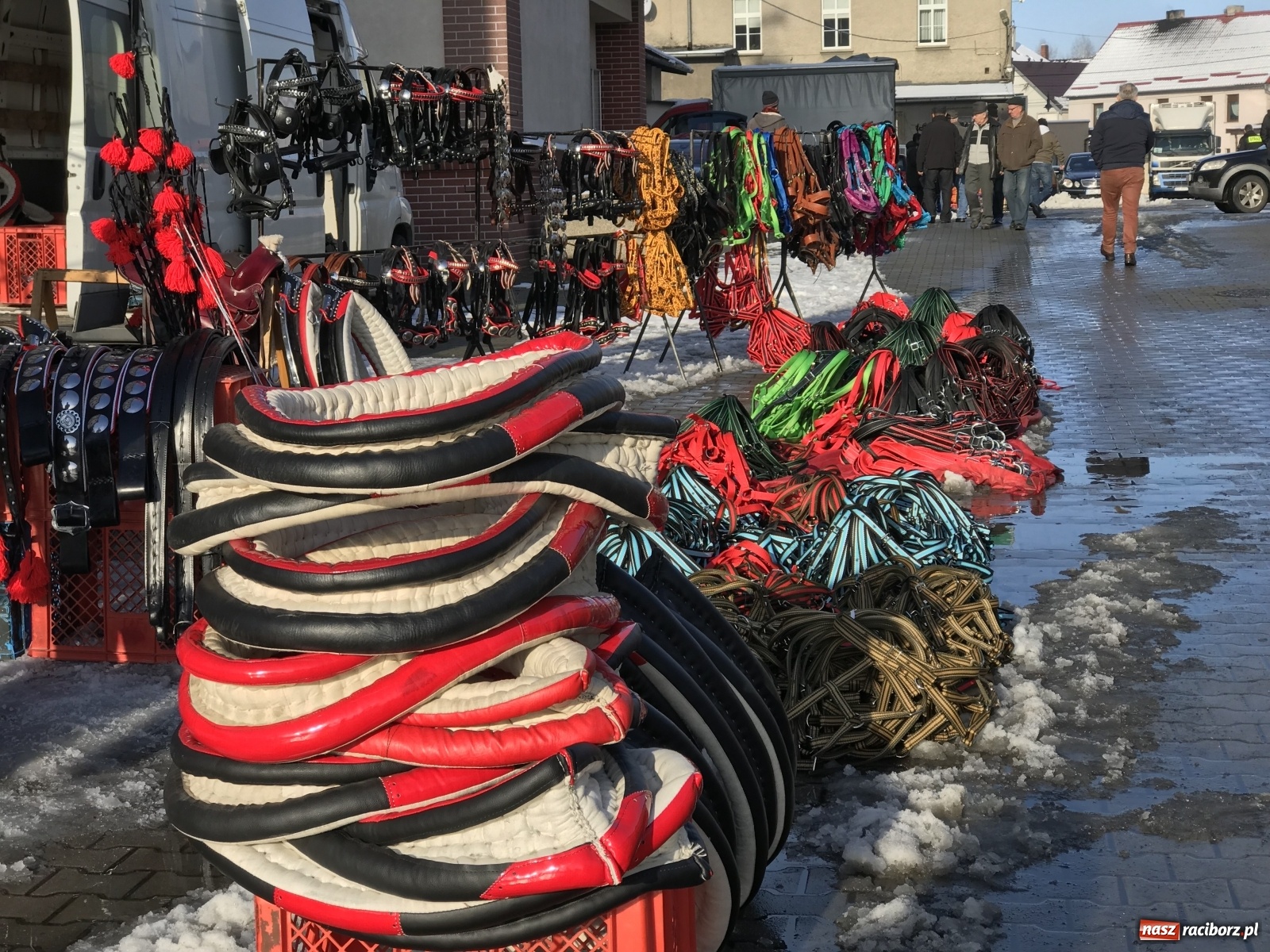 Zdjęcie w galerii na portalu naszraciborz.pl: Śnieg nie odstraszył kupców i klientów wiadomości z regionu