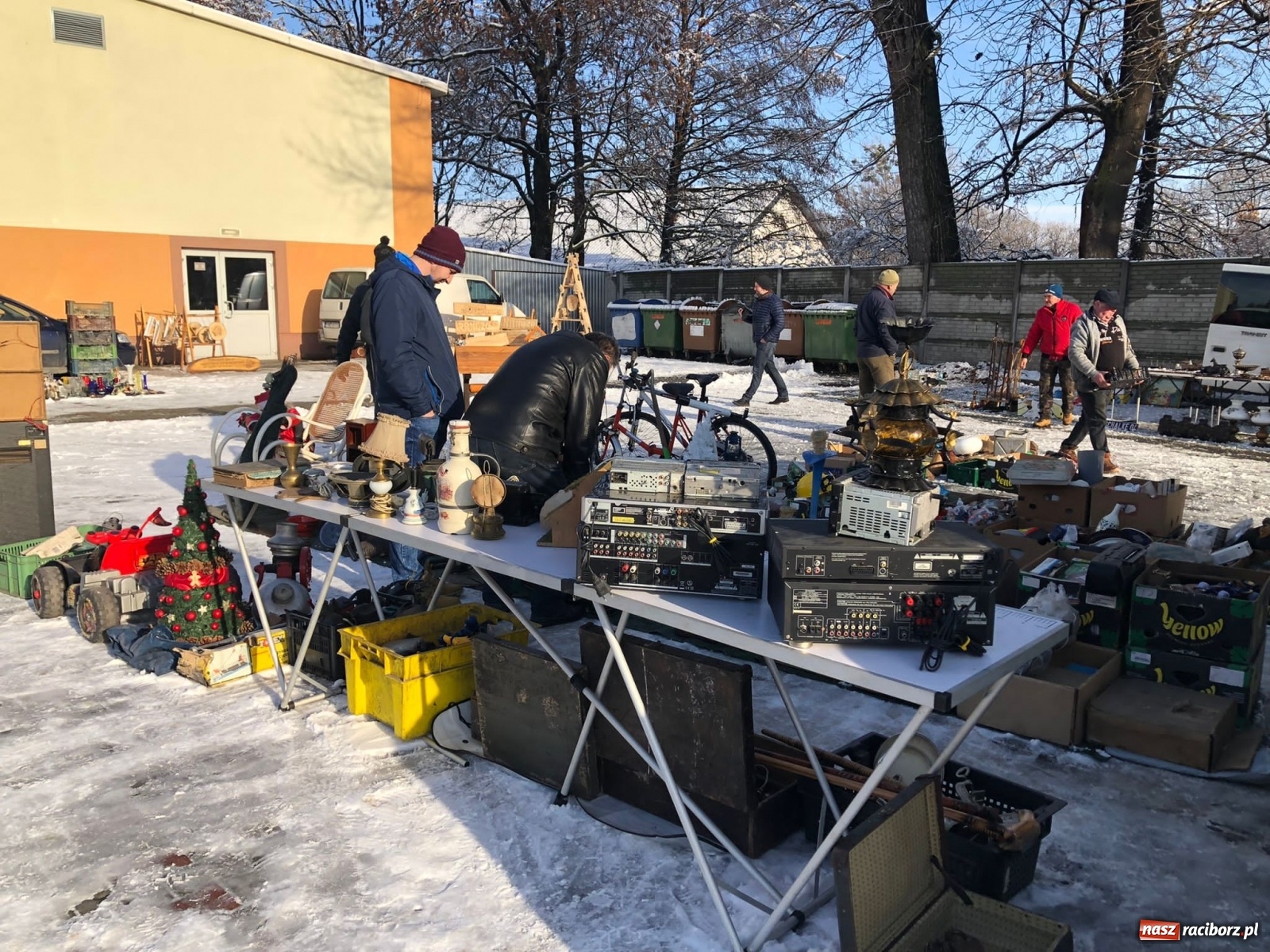 Zdjęcie w galerii na portalu naszraciborz.pl: Śnieg nie odstraszył kupców i klientów wiadomości z regionu