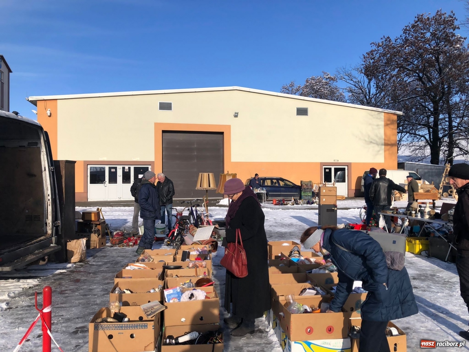 Zdjęcie w galerii na portalu naszraciborz.pl: Śnieg nie odstraszył kupców i klientów wiadomości z regionu
