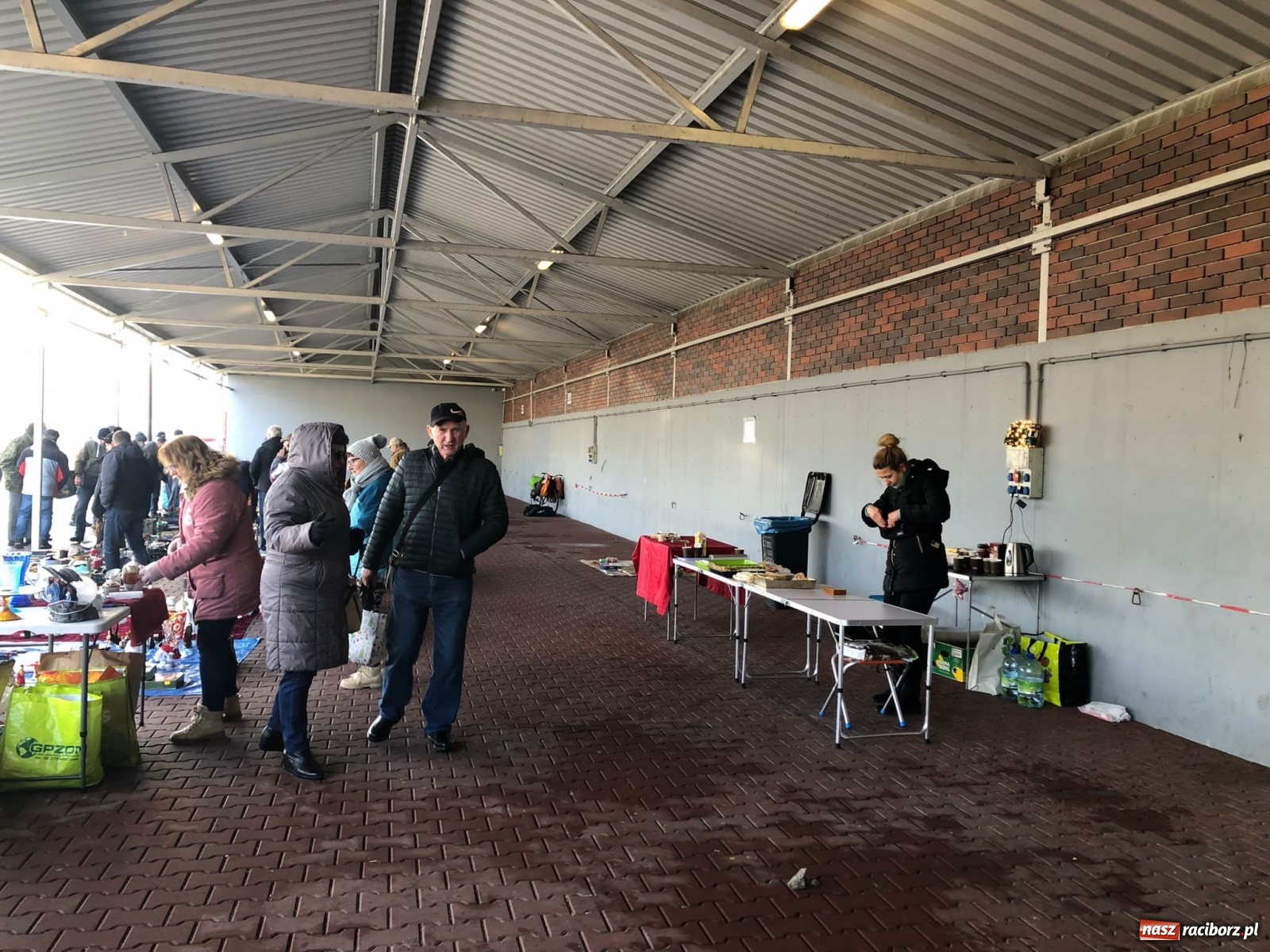 Zdjęcie w galerii na portalu naszraciborz.pl: Śnieg nie odstraszył kupców i klientów wiadomości z regionu