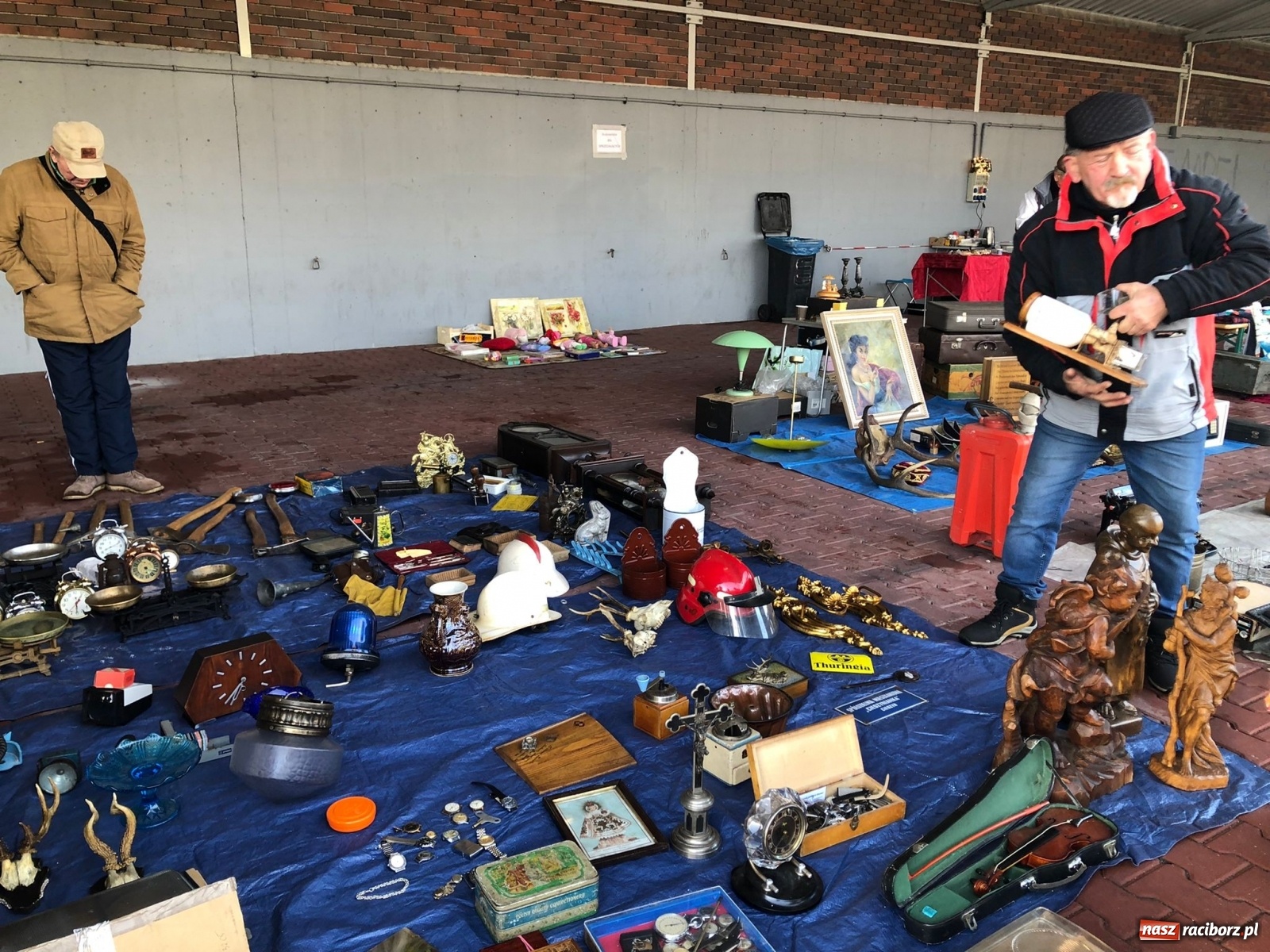 Zdjęcie w galerii na portalu naszraciborz.pl: Śnieg nie odstraszył kupców i klientów wiadomości z regionu