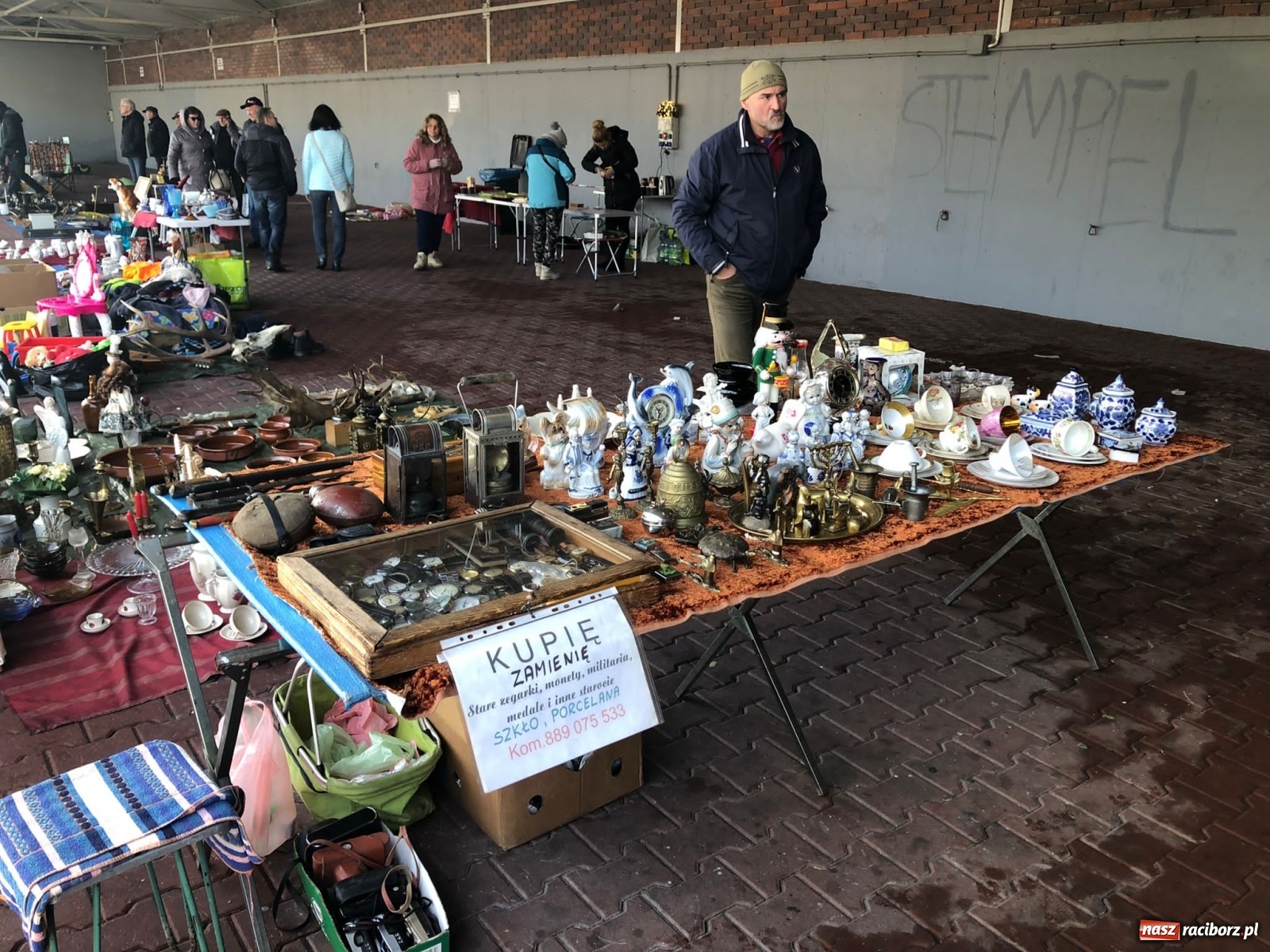 Zdjęcie w galerii na portalu naszraciborz.pl: Śnieg nie odstraszył kupców i klientów wiadomości z regionu