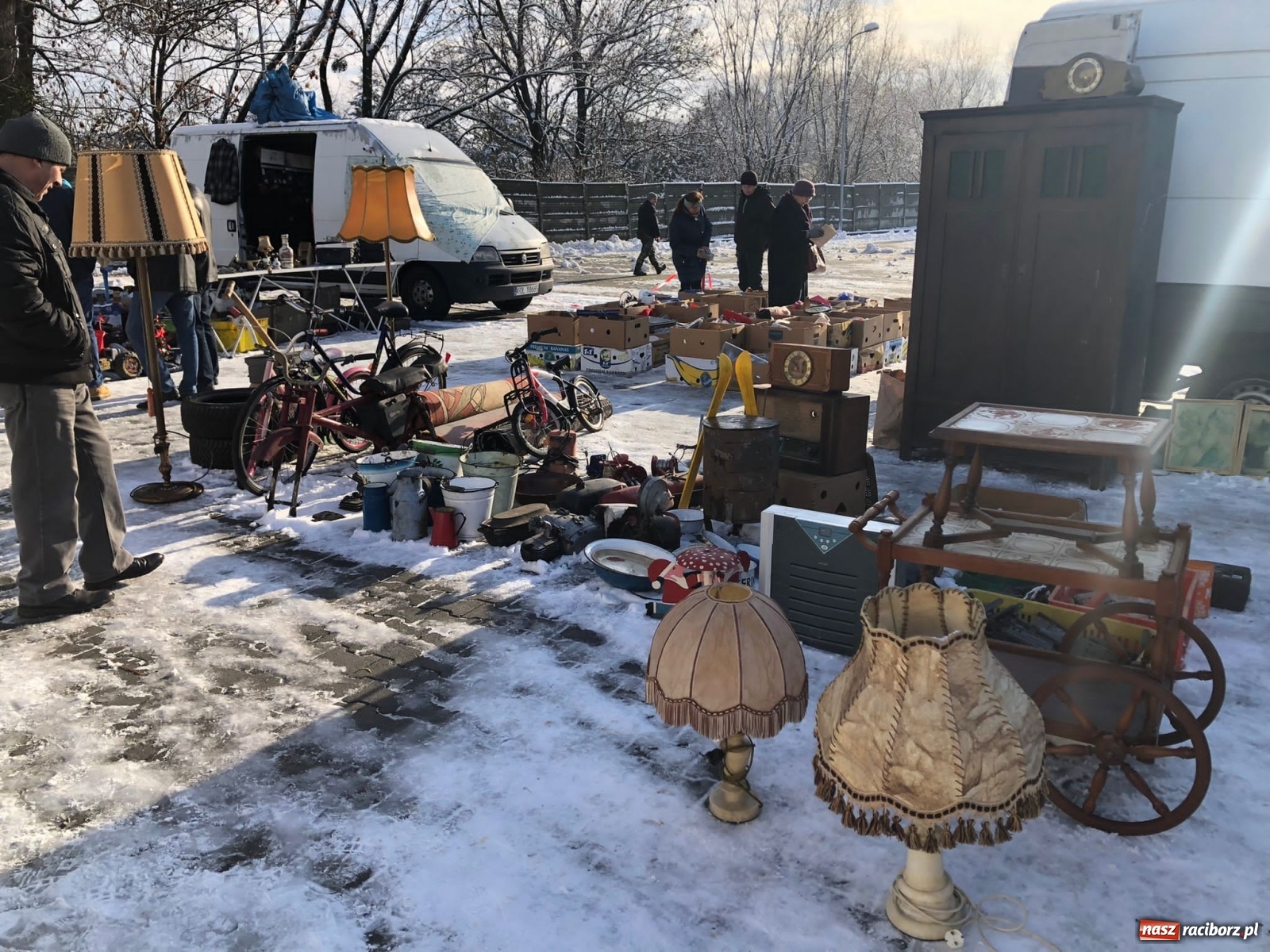 Zdjęcie w galerii na portalu naszraciborz.pl: Śnieg nie odstraszył kupców i klientów wiadomości z regionu