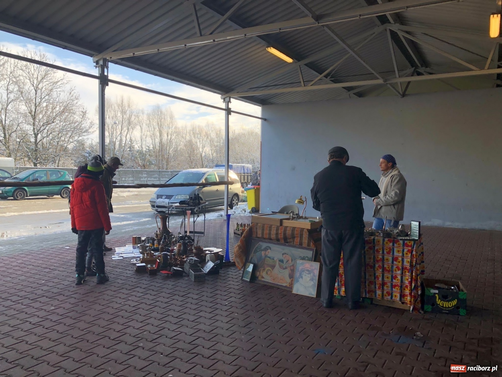 Zdjęcie w galerii na portalu naszraciborz.pl: Śnieg nie odstraszył kupców i klientów wiadomości z regionu