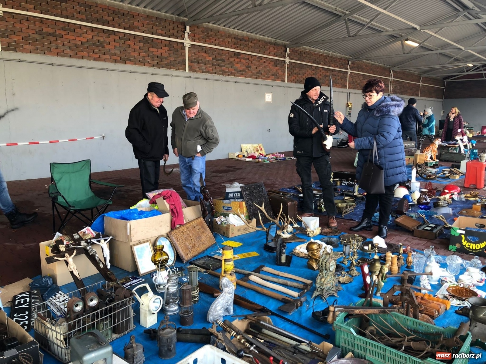 Zdjęcie w galerii na portalu naszraciborz.pl: Śnieg nie odstraszył kupców i klientów wiadomości z regionu