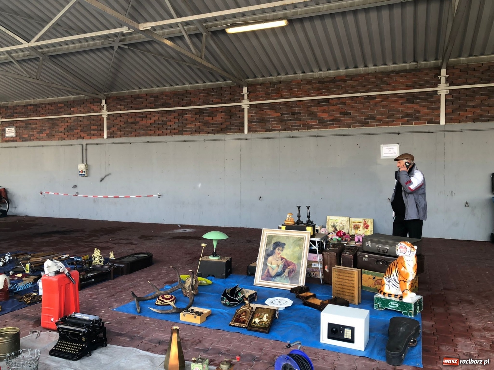 Zdjęcie w galerii na portalu naszraciborz.pl: Śnieg nie odstraszył kupców i klientów wiadomości z regionu