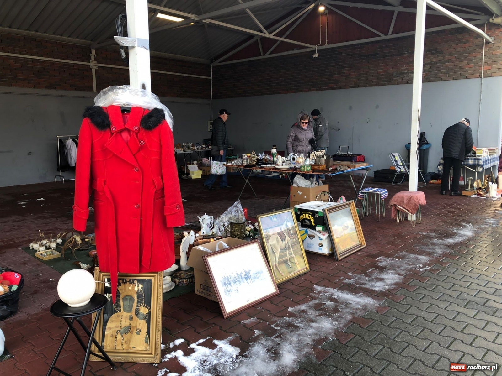 Zdjęcie w galerii na portalu naszraciborz.pl: Śnieg nie odstraszył kupców i klientów wiadomości z regionu