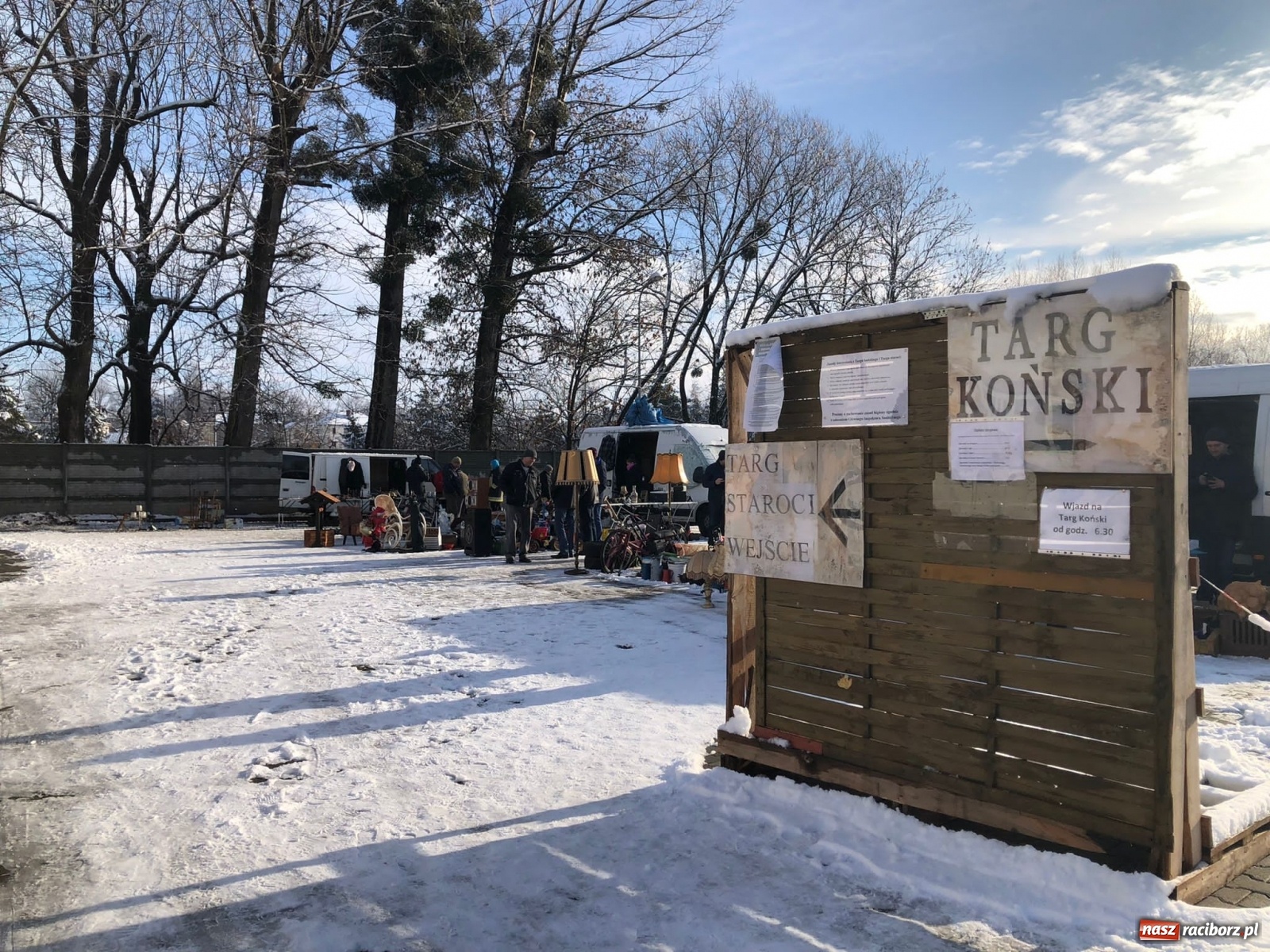 Zdjęcie w galerii na portalu naszraciborz.pl: Śnieg nie odstraszył kupców i klientów wiadomości z regionu