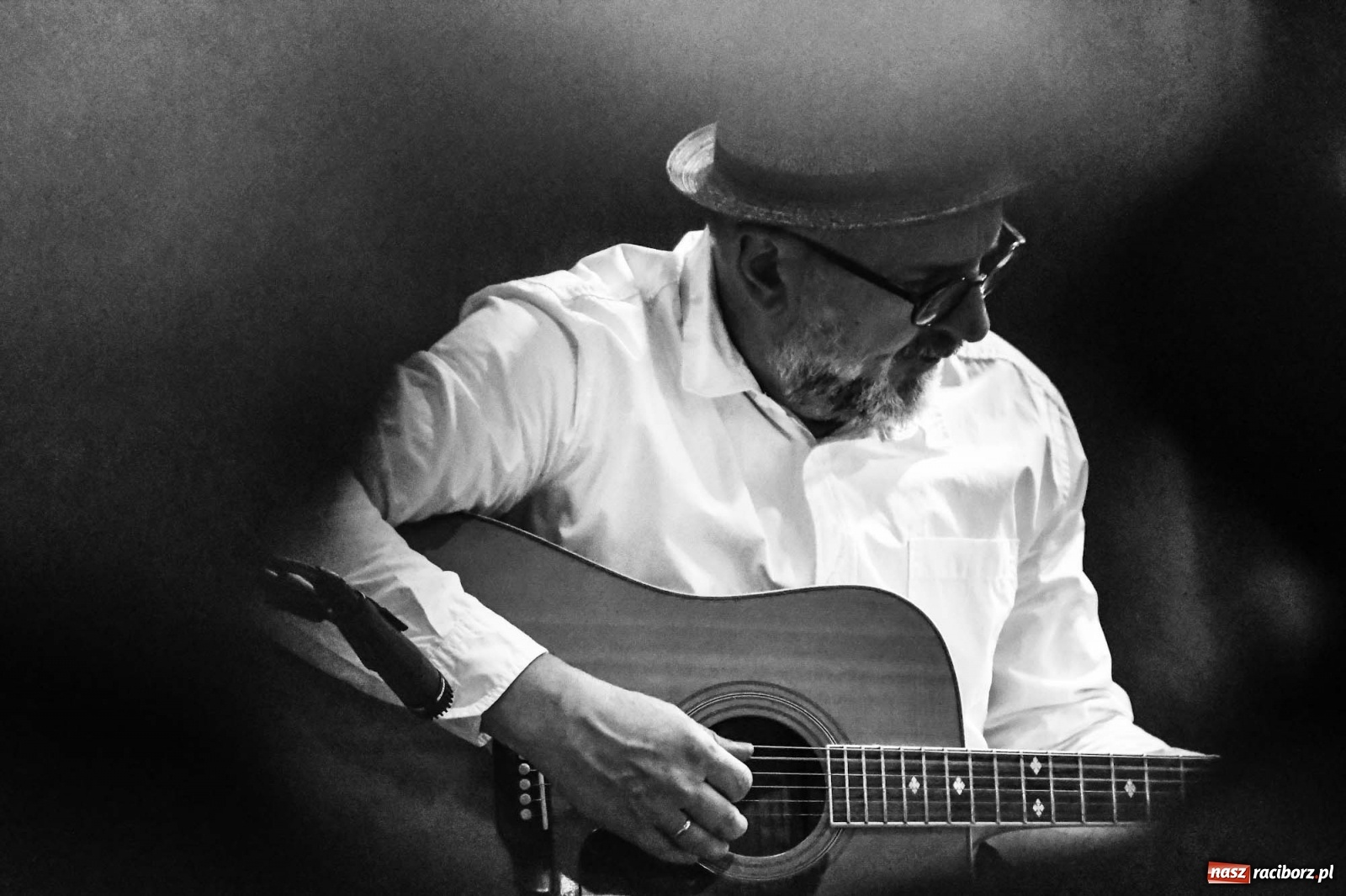 Zdjęcie w galerii na portalu naszraciborz.pl: Gospel to korzenie. Guitar Mark koncertował na zamku wiadomości z regionu