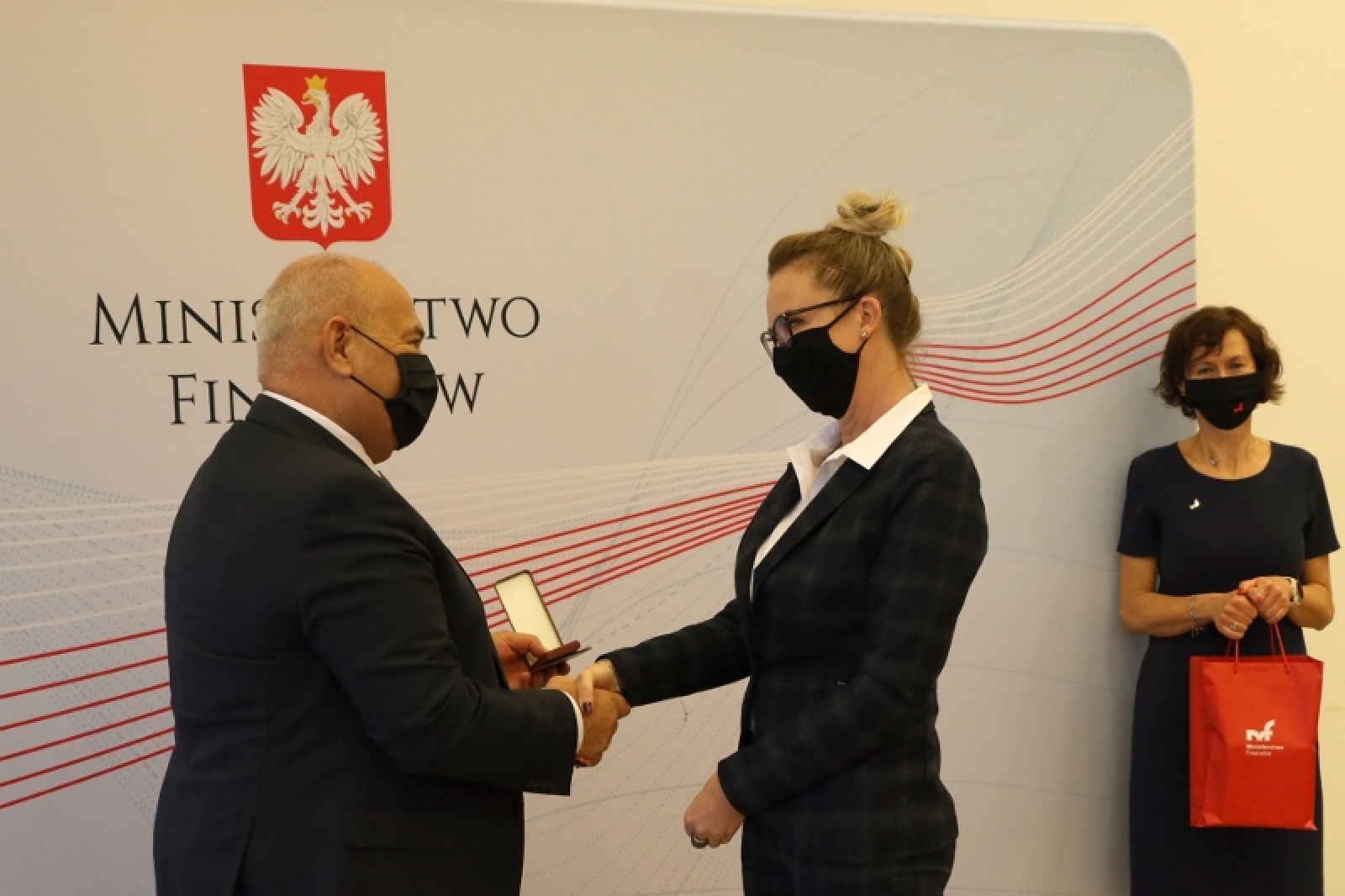 Zdjęcie w galerii na portalu naszraciborz.pl: Minister finansów wyróżnił pracownicę Śląskiego Oddziału SG w Raciborzu wiadomości z regionu