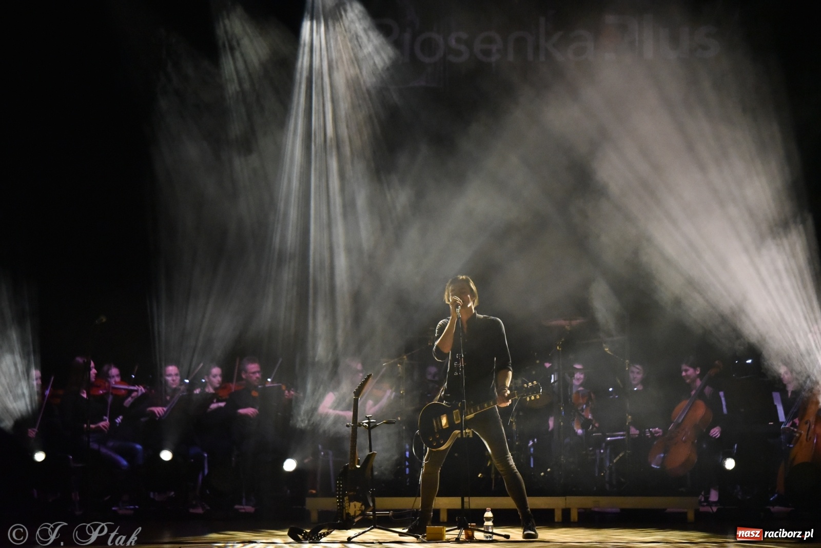 Zdjęcie w galerii na portalu naszraciborz.pl: Metallica symfonicznie. Pełna sala w RCK! wiadomości z regionu