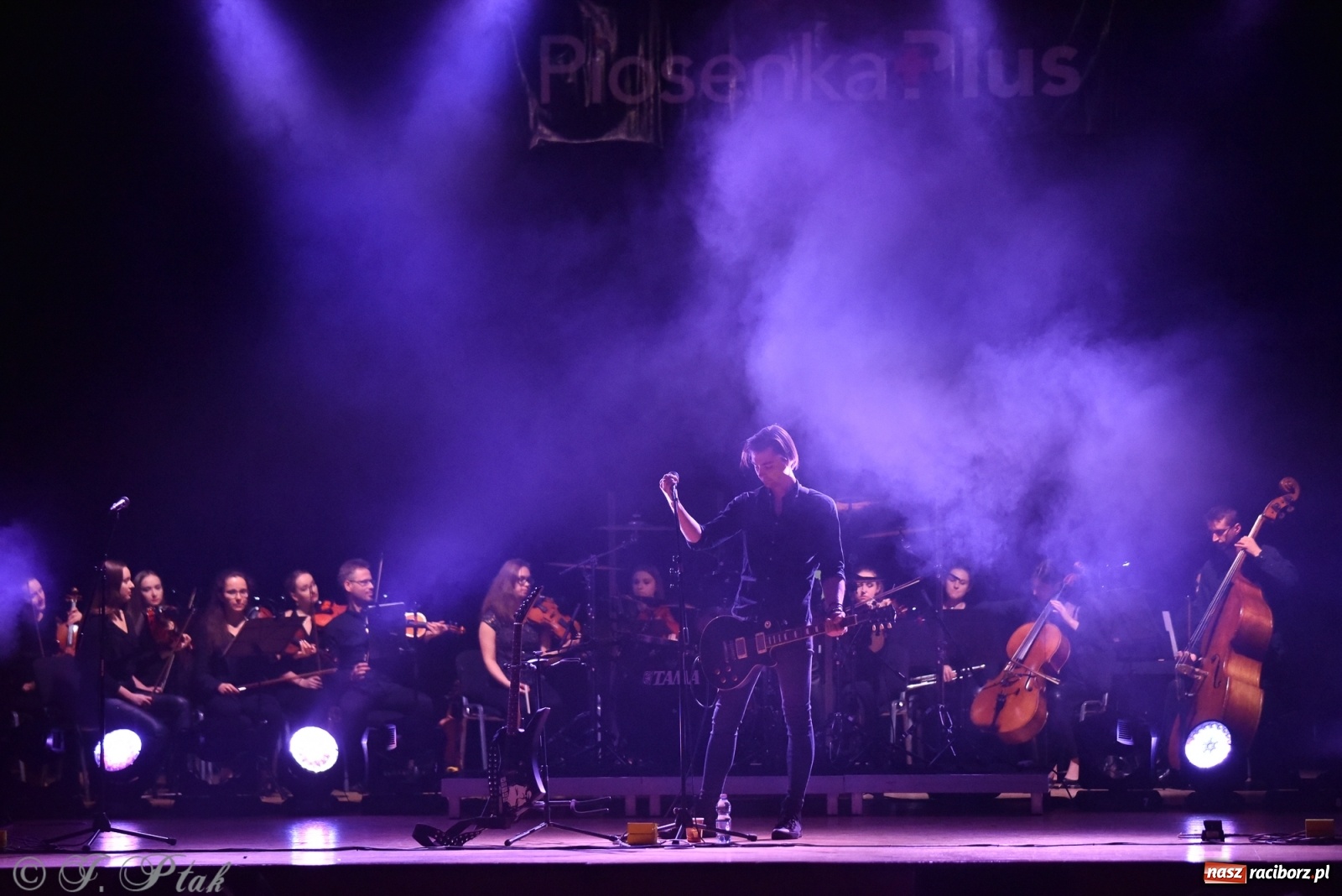 Zdjęcie w galerii na portalu naszraciborz.pl: Metallica symfonicznie. Pełna sala w RCK! wiadomości z regionu