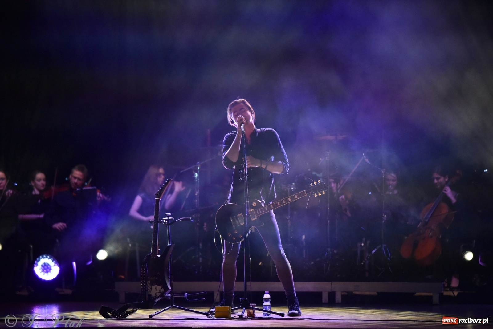 Zdjęcie w galerii na portalu naszraciborz.pl: Metallica symfonicznie. Pełna sala w RCK! wiadomości z regionu