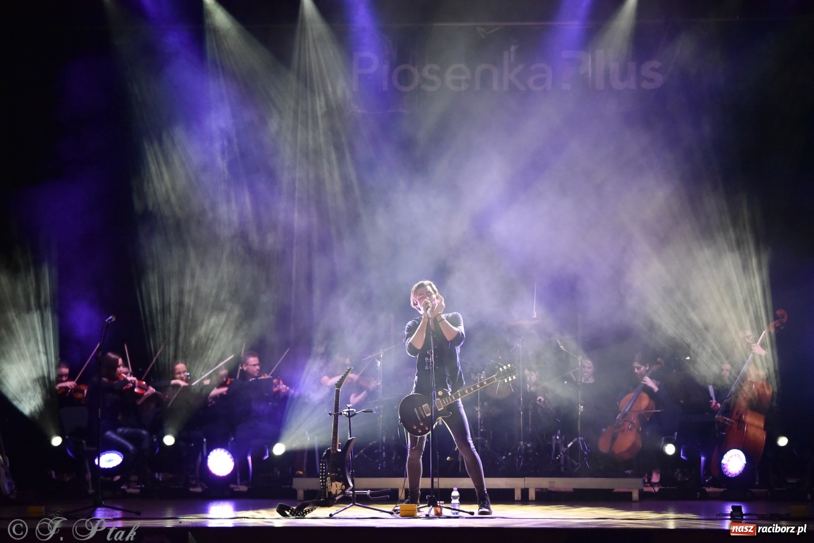 Zdjęcie w galerii na portalu naszraciborz.pl: Metallica symfonicznie. Pełna sala w RCK! wiadomości z regionu