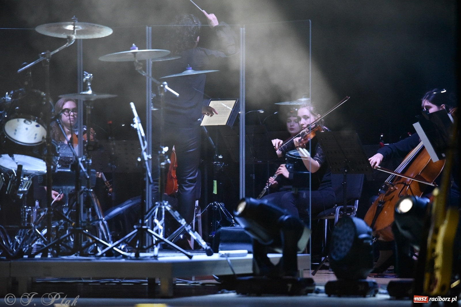 Zdjęcie w galerii na portalu naszraciborz.pl: Metallica symfonicznie. Pełna sala w RCK! wiadomości z regionu
