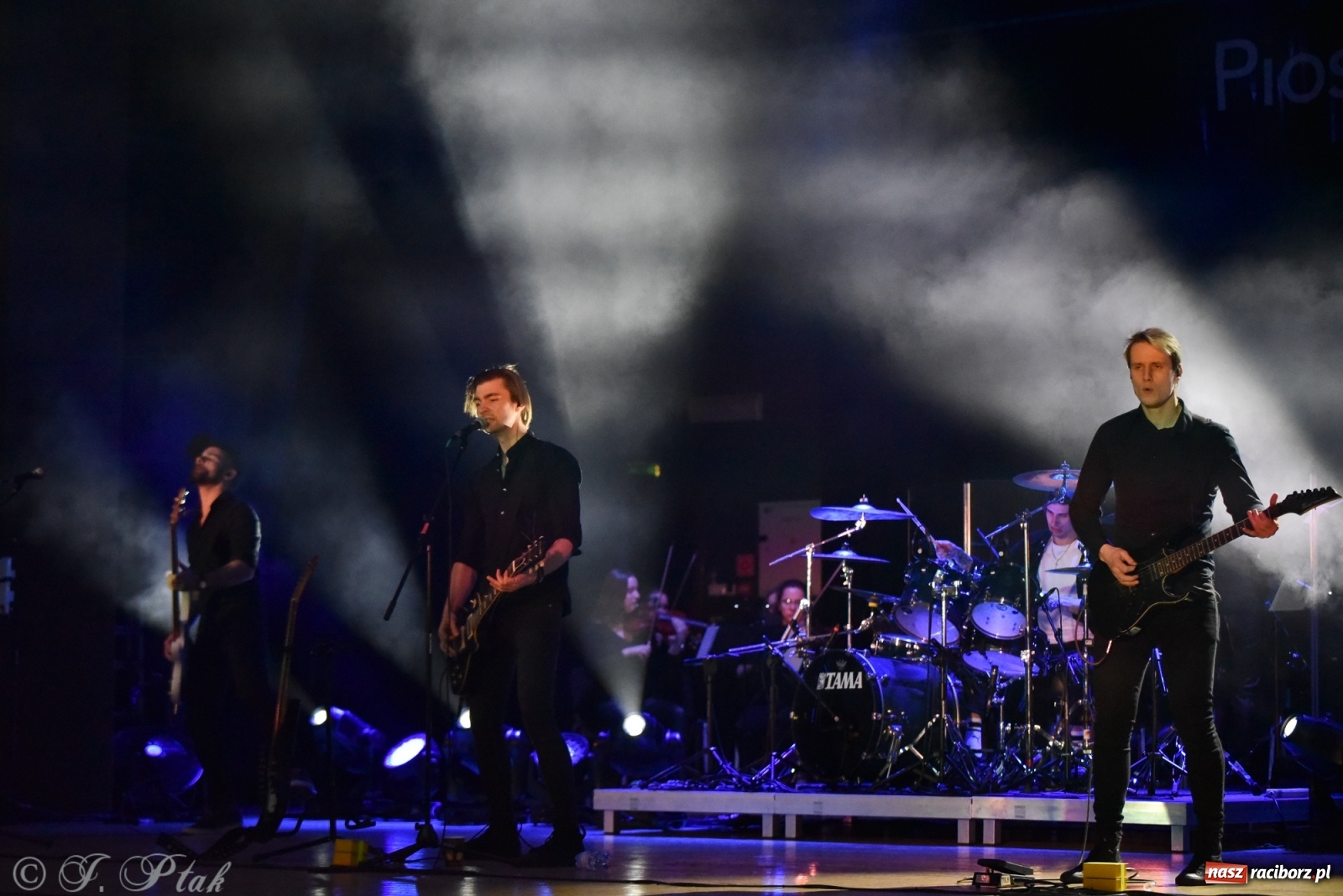 Zdjęcie w galerii na portalu naszraciborz.pl: Metallica symfonicznie. Pełna sala w RCK! wiadomości z regionu