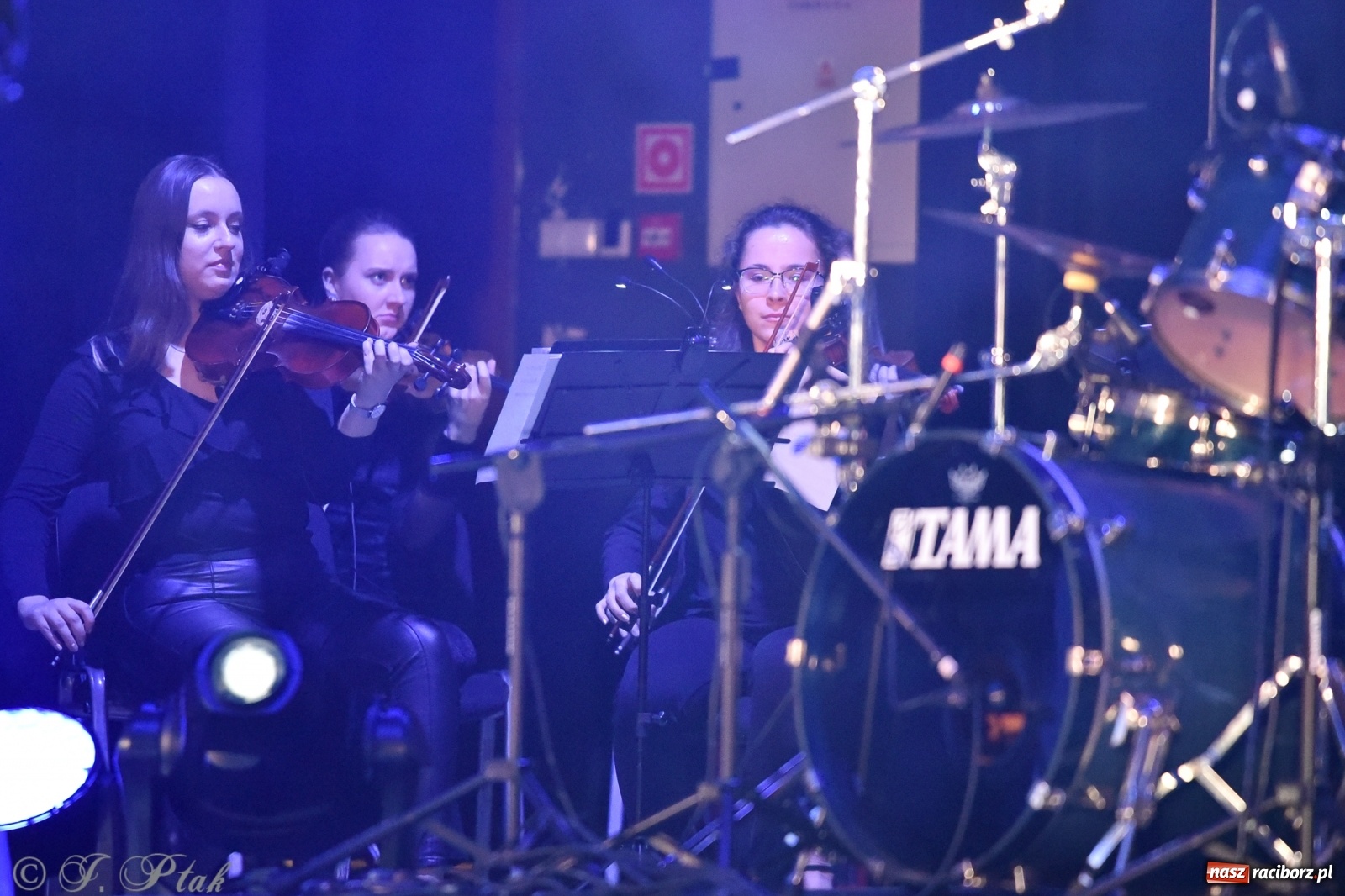 Zdjęcie w galerii na portalu naszraciborz.pl: Metallica symfonicznie. Pełna sala w RCK! wiadomości z regionu