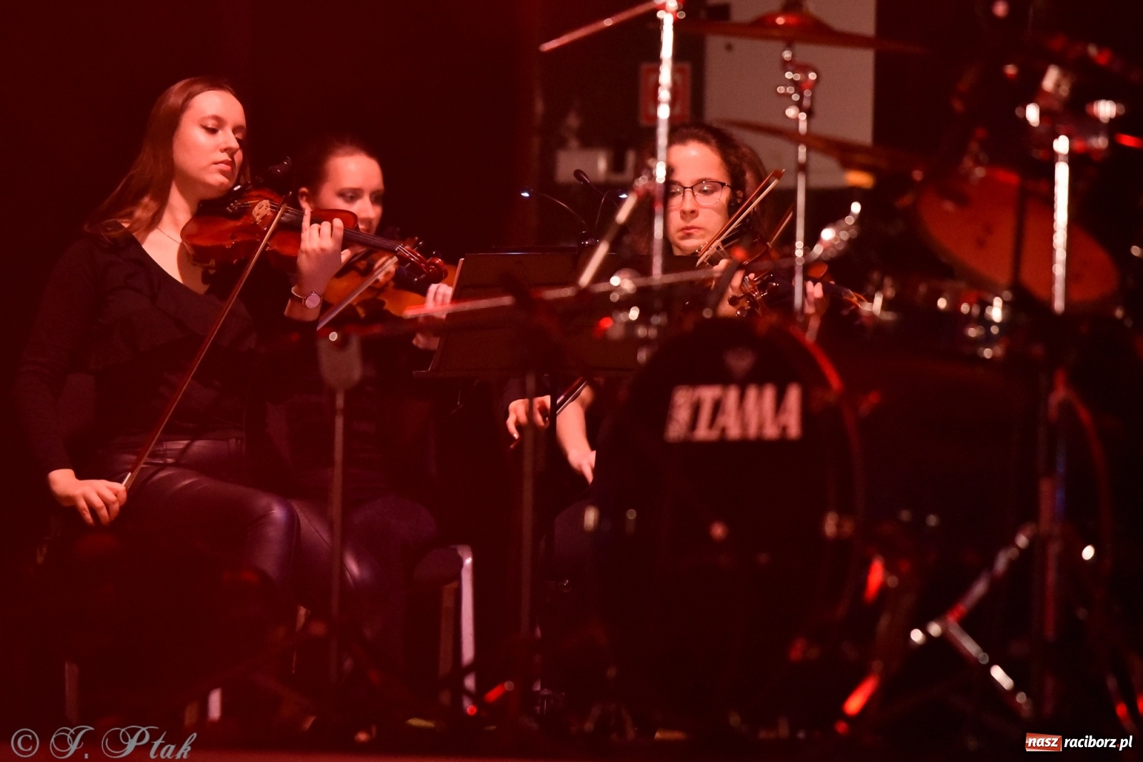 Zdjęcie w galerii na portalu naszraciborz.pl: Metallica symfonicznie. Pełna sala w RCK! wiadomości z regionu