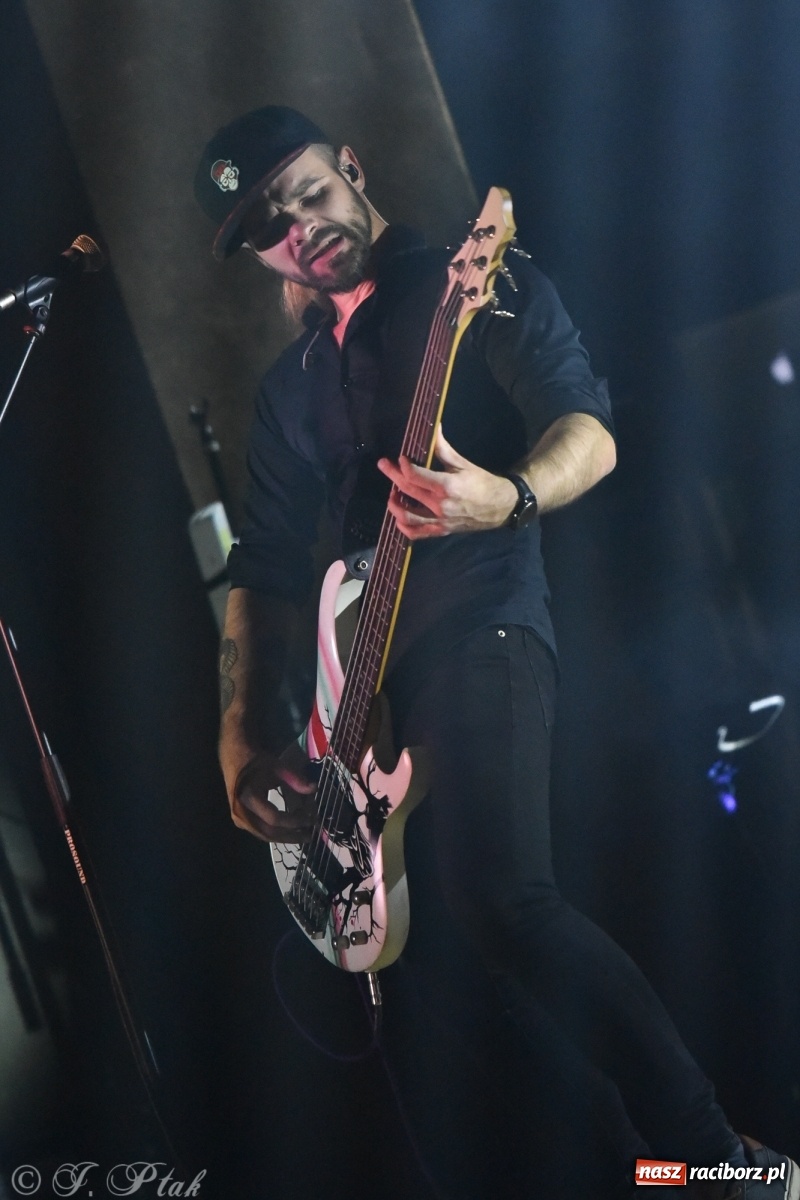 Zdjęcie w galerii na portalu naszraciborz.pl: Metallica symfonicznie. Pełna sala w RCK! wiadomości z regionu