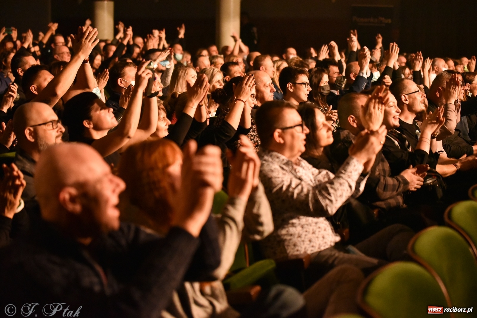 Zdjęcie w galerii na portalu naszraciborz.pl: Metallica symfonicznie. Pełna sala w RCK! wiadomości z regionu