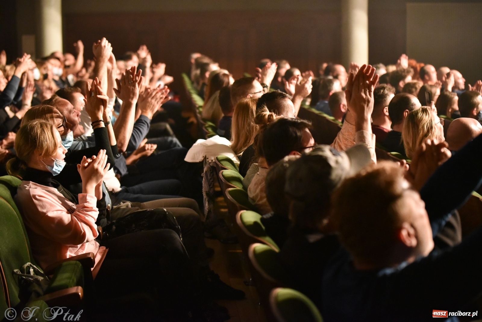 Zdjęcie w galerii na portalu naszraciborz.pl: Metallica symfonicznie. Pełna sala w RCK! wiadomości z regionu