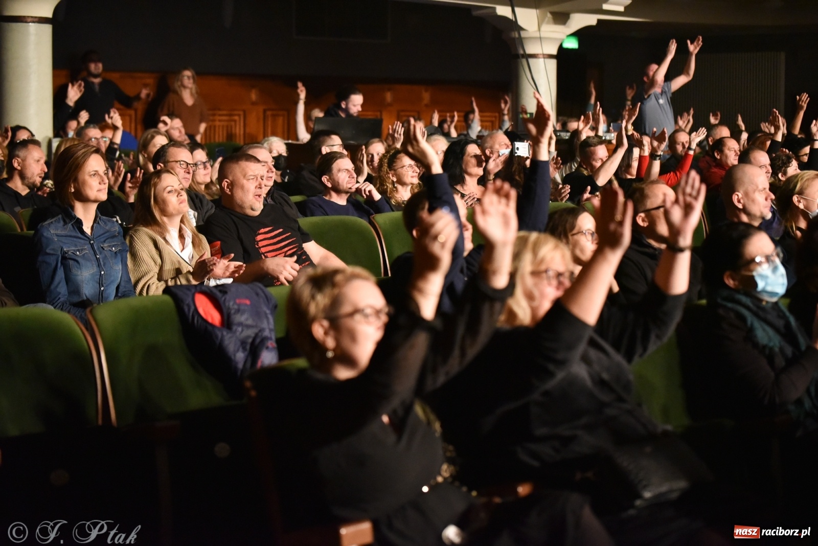 Zdjęcie w galerii na portalu naszraciborz.pl: Metallica symfonicznie. Pełna sala w RCK! wiadomości z regionu