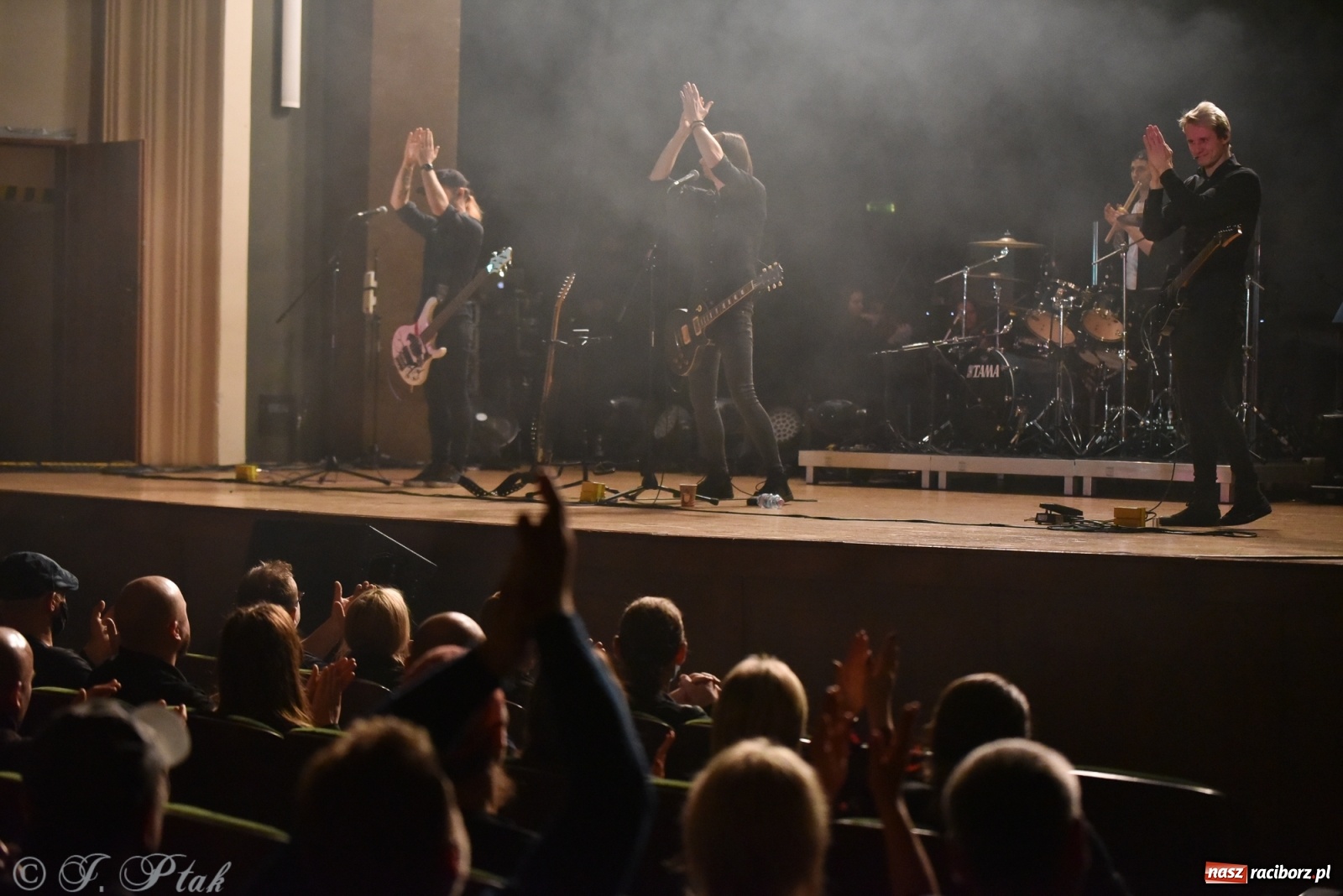 Zdjęcie w galerii na portalu naszraciborz.pl: Metallica symfonicznie. Pełna sala w RCK! wiadomości z regionu