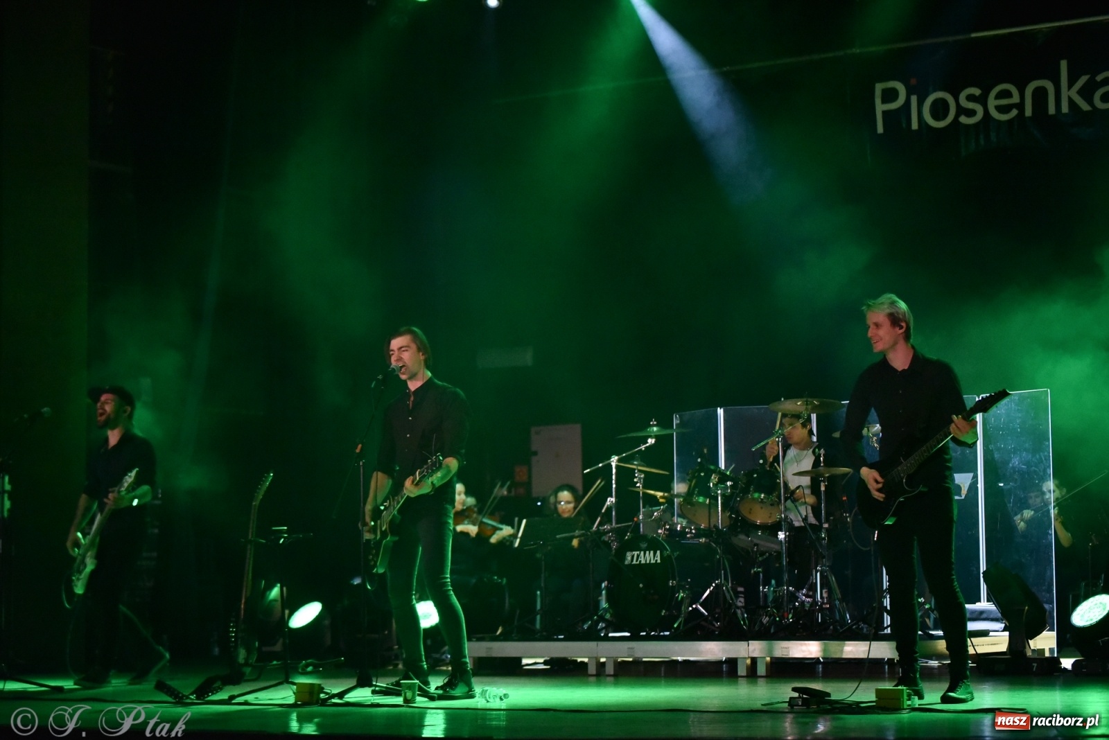 Zdjęcie w galerii na portalu naszraciborz.pl: Metallica symfonicznie. Pełna sala w RCK! wiadomości z regionu