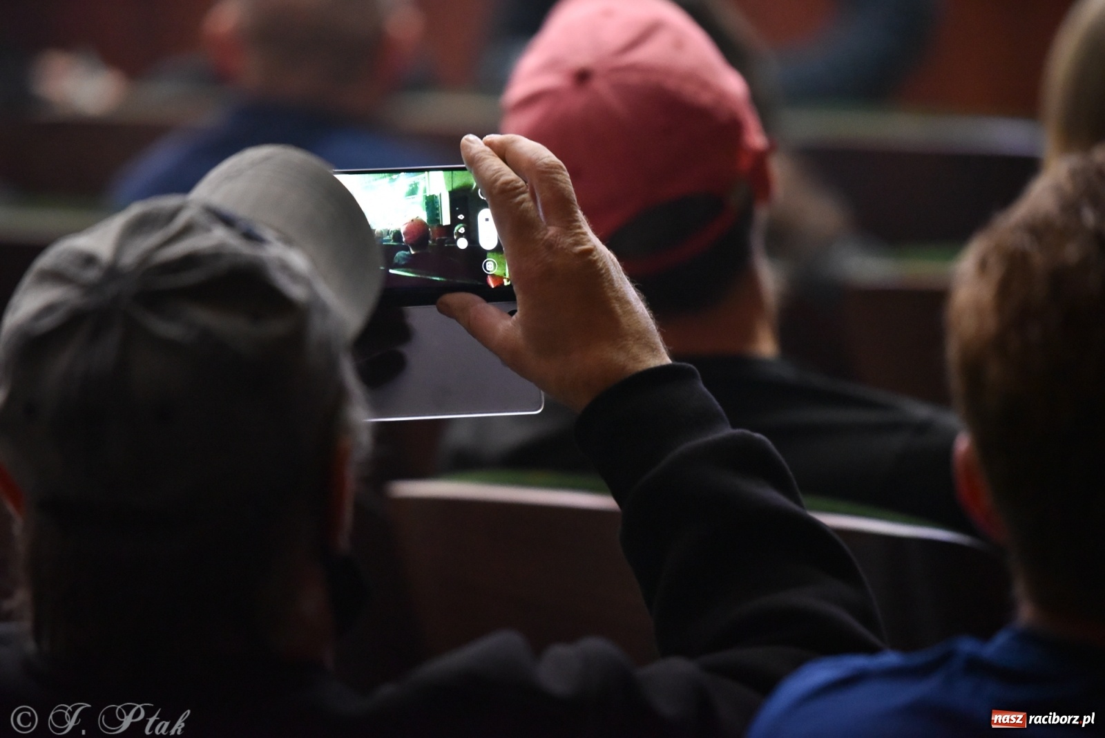 Zdjęcie w galerii na portalu naszraciborz.pl: Metallica symfonicznie. Pełna sala w RCK! wiadomości z regionu