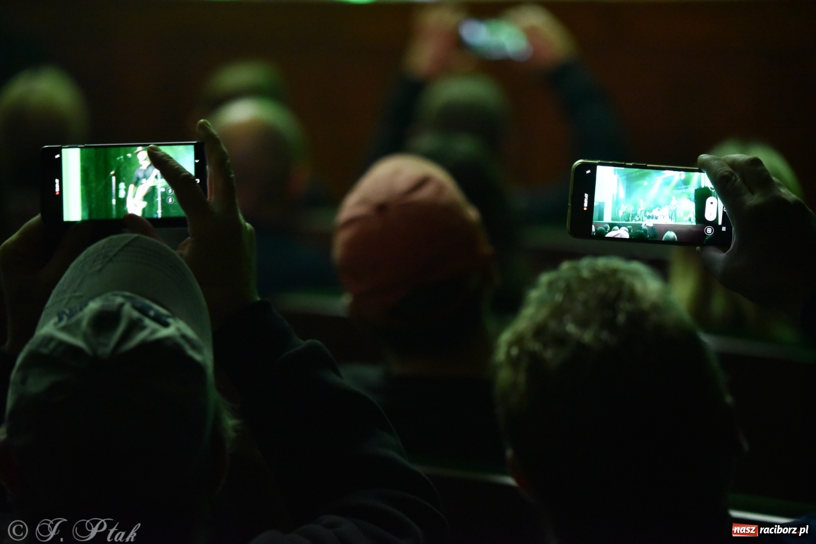 Zdjęcie w galerii na portalu naszraciborz.pl: Metallica symfonicznie. Pełna sala w RCK! wiadomości z regionu
