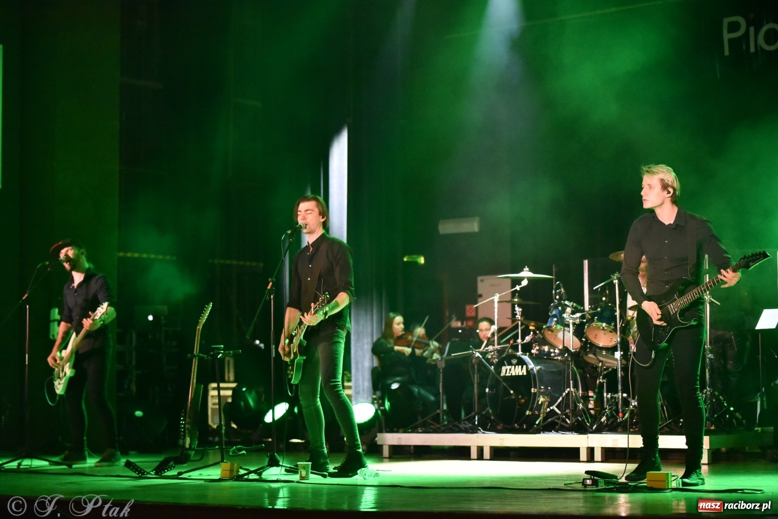 Zdjęcie w galerii na portalu naszraciborz.pl: Metallica symfonicznie. Pełna sala w RCK! wiadomości z regionu