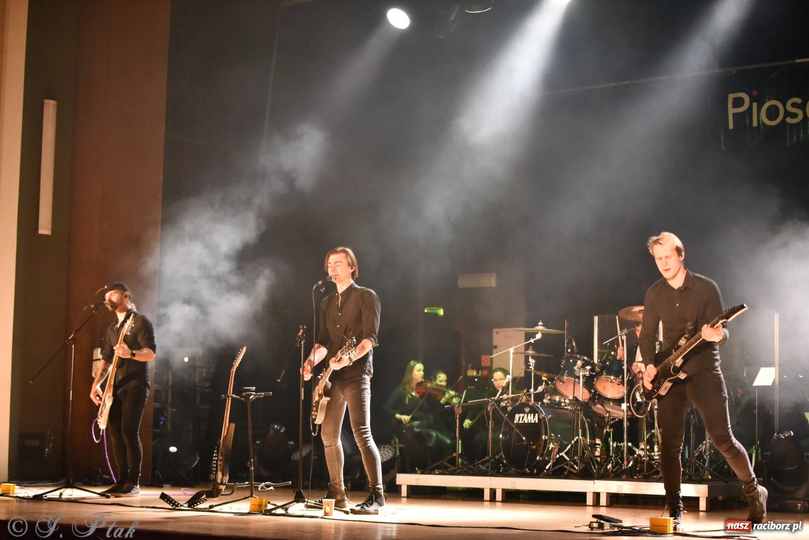 Zdjęcie w galerii na portalu naszraciborz.pl: Metallica symfonicznie. Pełna sala w RCK! wiadomości z regionu