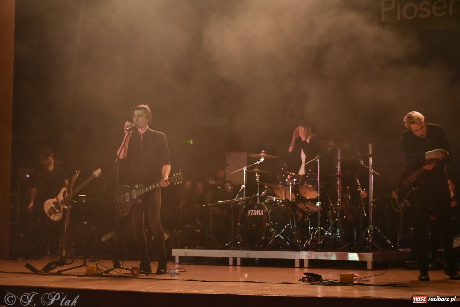 Zdjęcie w galerii na portalu naszraciborz.pl: Metallica symfonicznie. Pełna sala w RCK! wiadomości z regionu