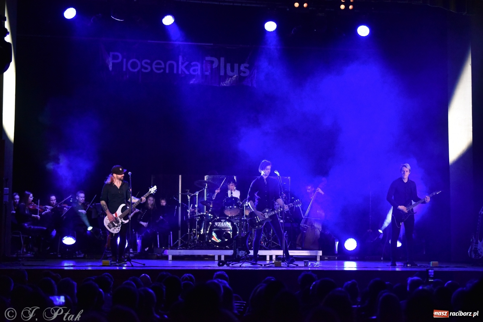 Zdjęcie w galerii na portalu naszraciborz.pl: Metallica symfonicznie. Pełna sala w RCK! wiadomości z regionu