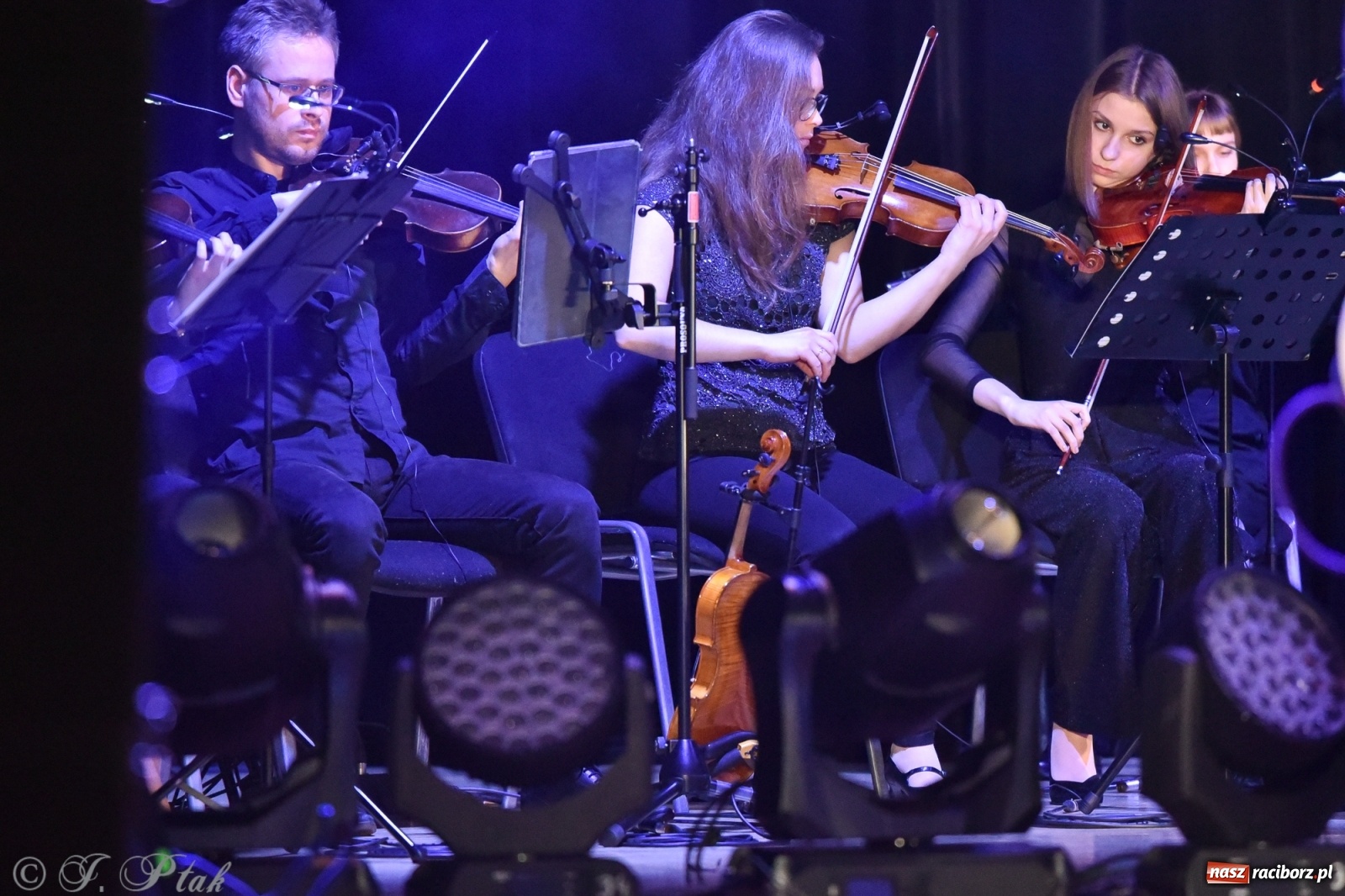 Zdjęcie w galerii na portalu naszraciborz.pl: Metallica symfonicznie. Pełna sala w RCK! wiadomości z regionu