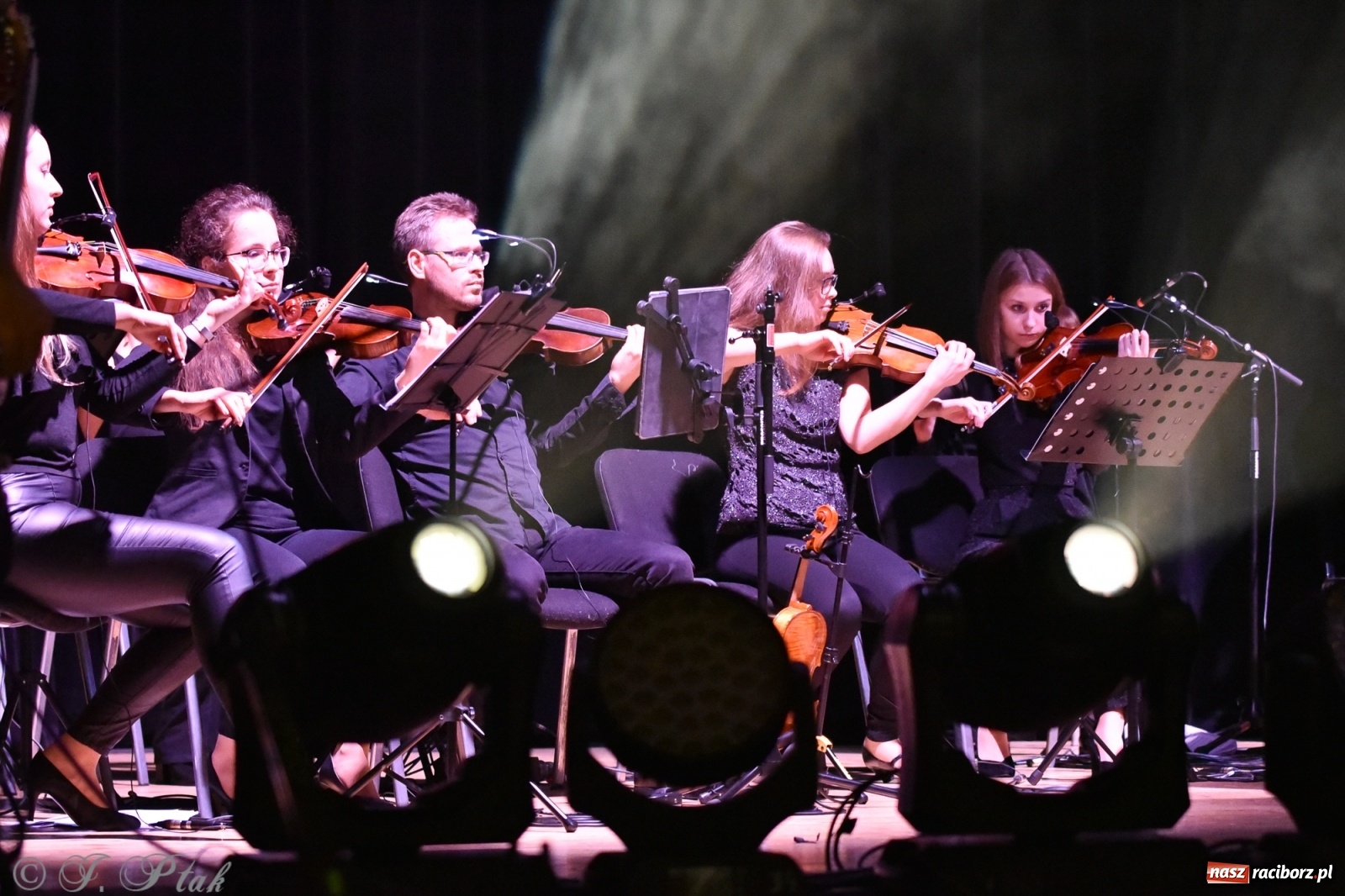 Zdjęcie w galerii na portalu naszraciborz.pl: Metallica symfonicznie. Pełna sala w RCK! wiadomości z regionu