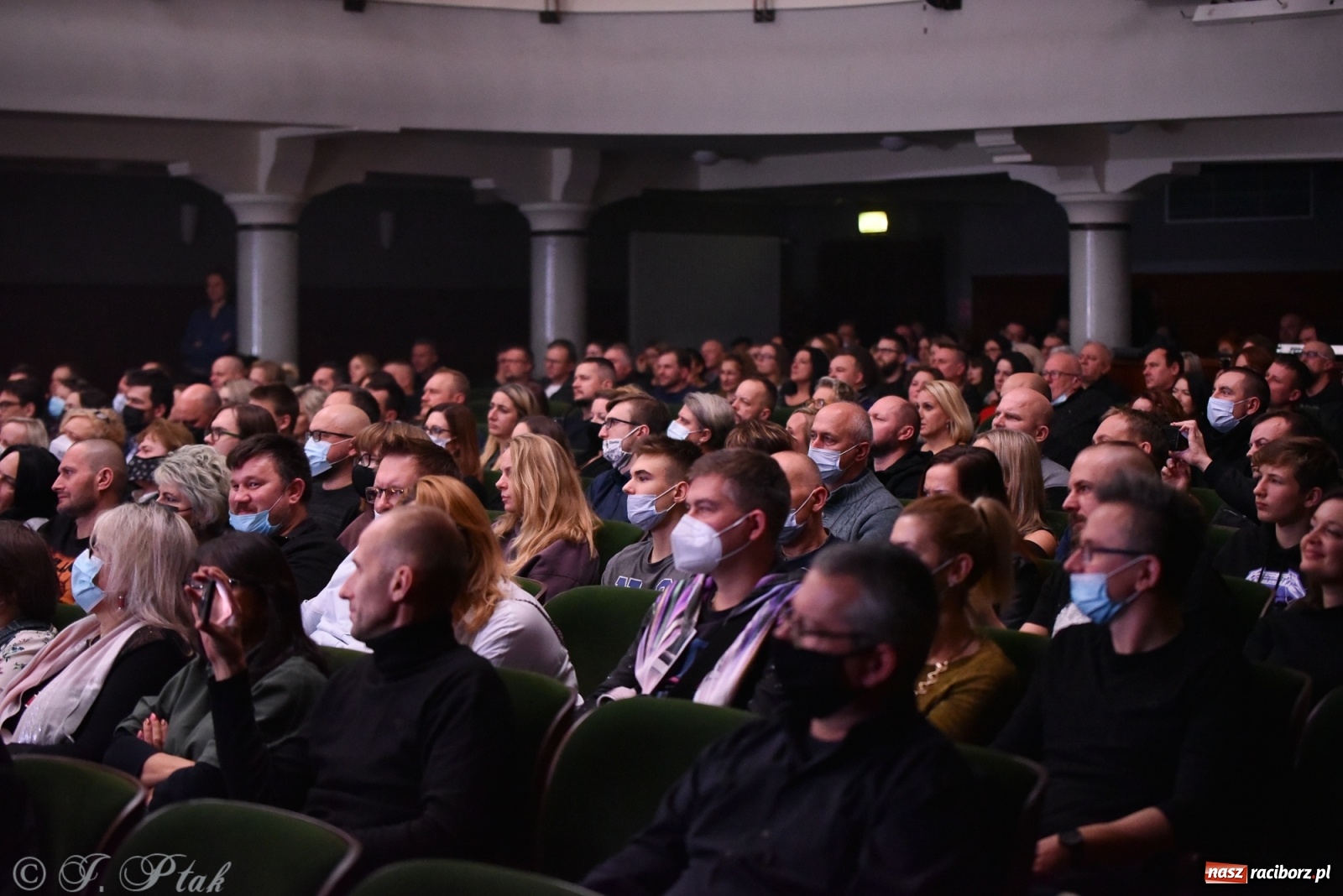 Zdjęcie w galerii na portalu naszraciborz.pl: Metallica symfonicznie. Pełna sala w RCK! wiadomości z regionu