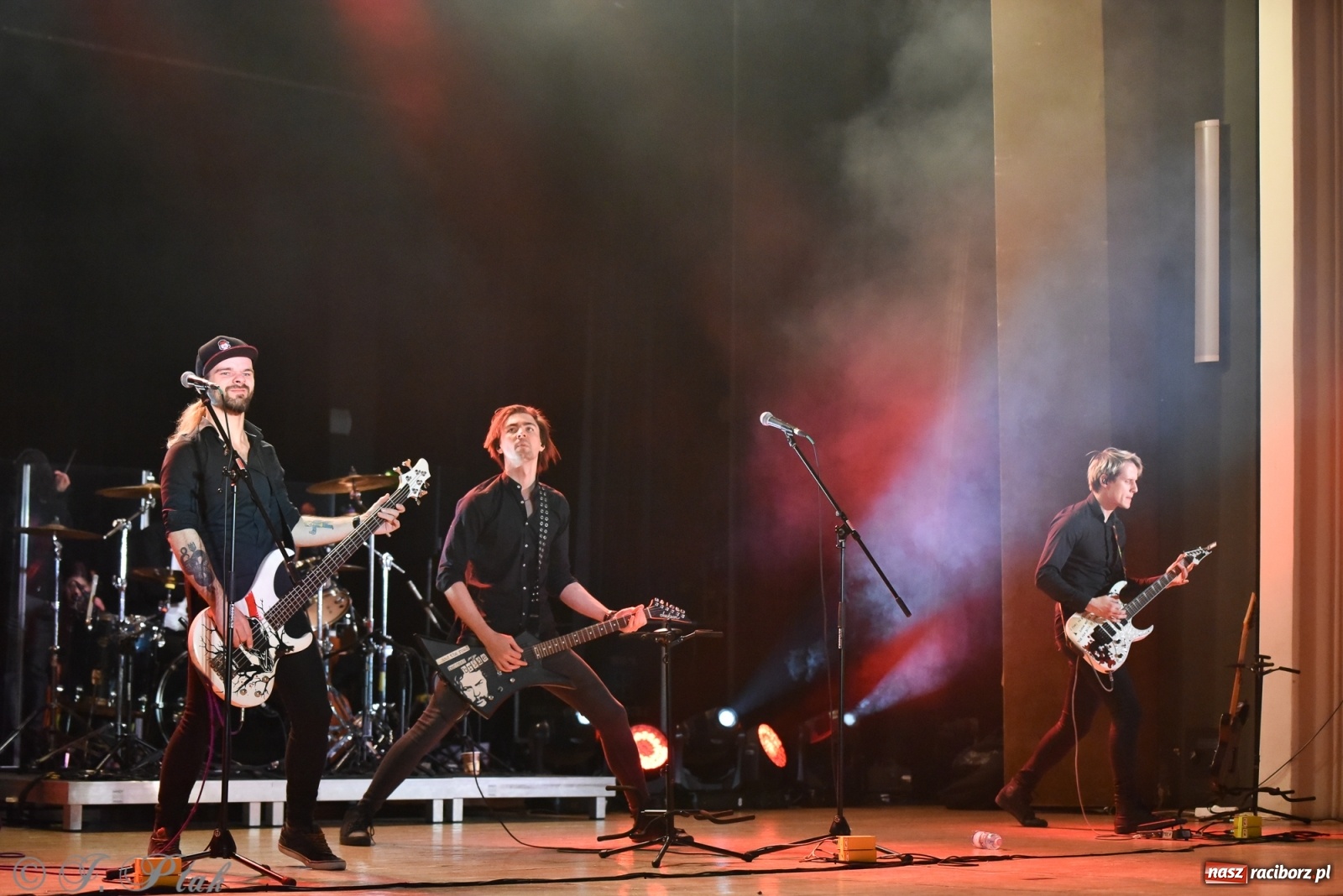 Zdjęcie w galerii na portalu naszraciborz.pl: Metallica symfonicznie. Pełna sala w RCK! wiadomości z regionu