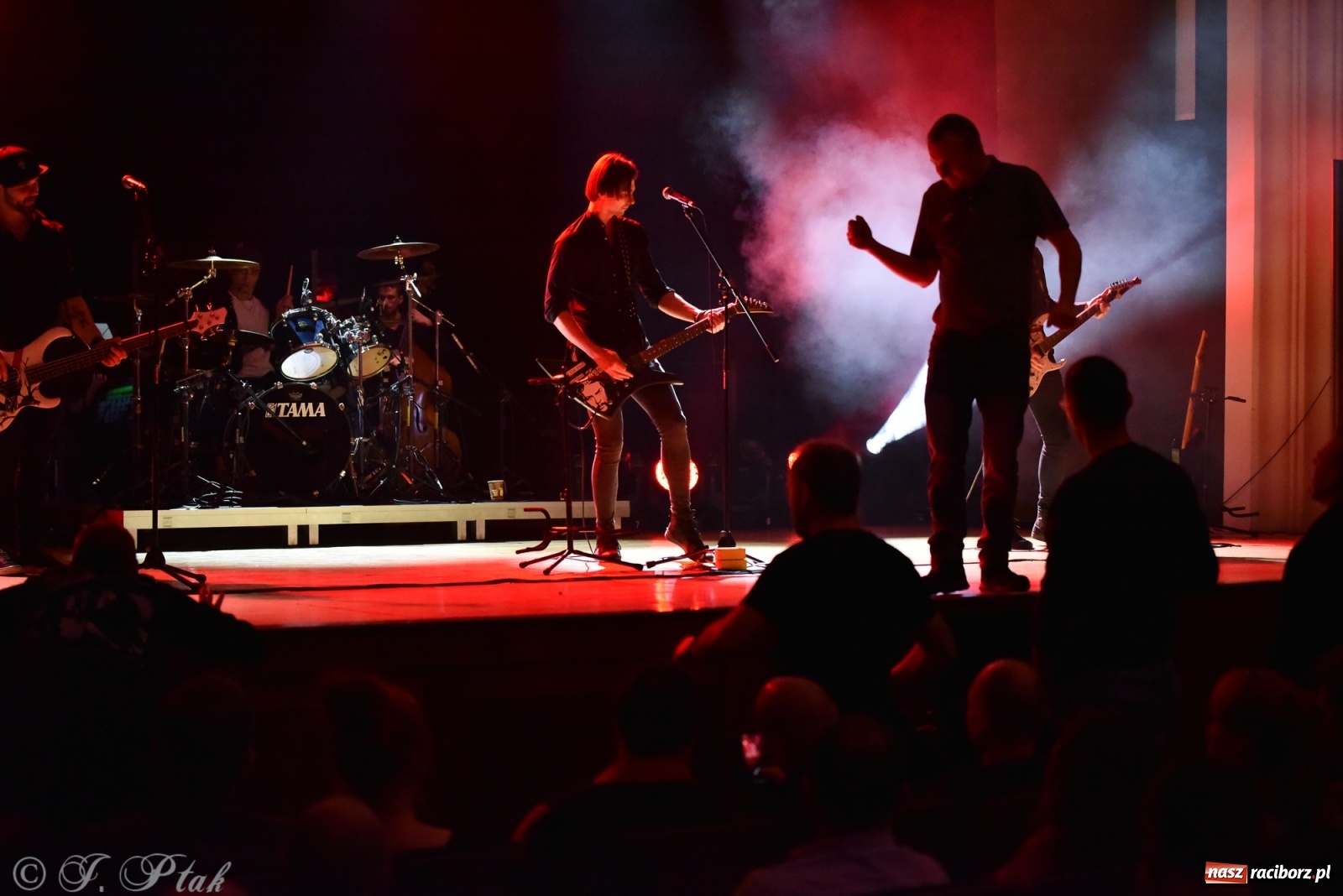 Zdjęcie w galerii na portalu naszraciborz.pl: Metallica symfonicznie. Pełna sala w RCK! wiadomości z regionu