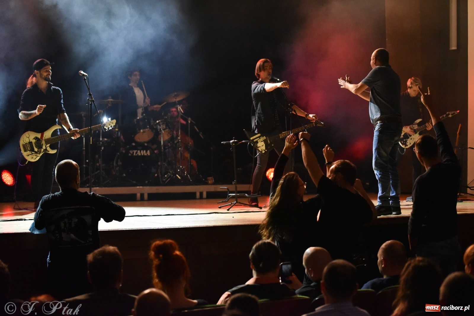 Zdjęcie w galerii na portalu naszraciborz.pl: Metallica symfonicznie. Pełna sala w RCK! wiadomości z regionu