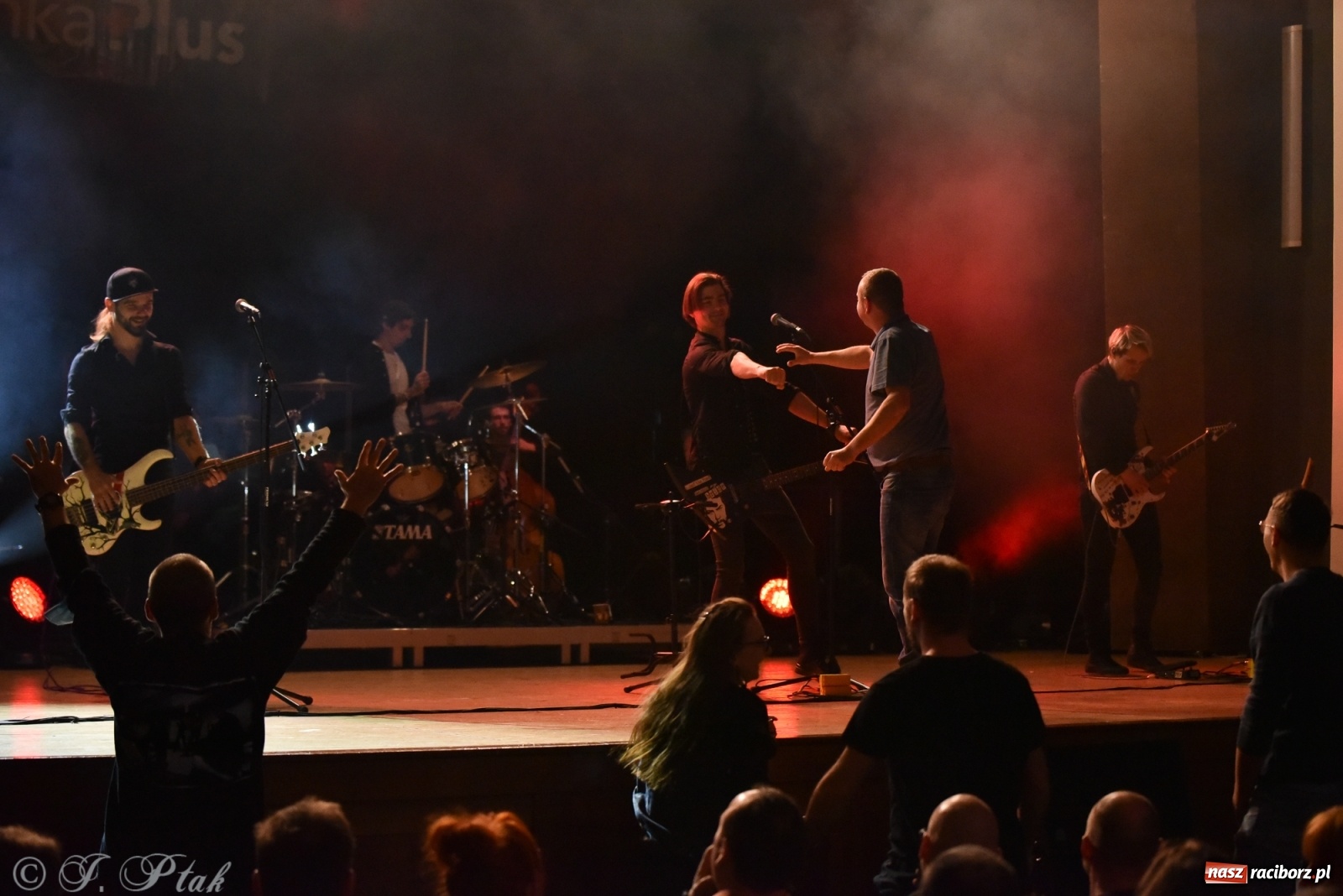 Zdjęcie w galerii na portalu naszraciborz.pl: Metallica symfonicznie. Pełna sala w RCK! wiadomości z regionu