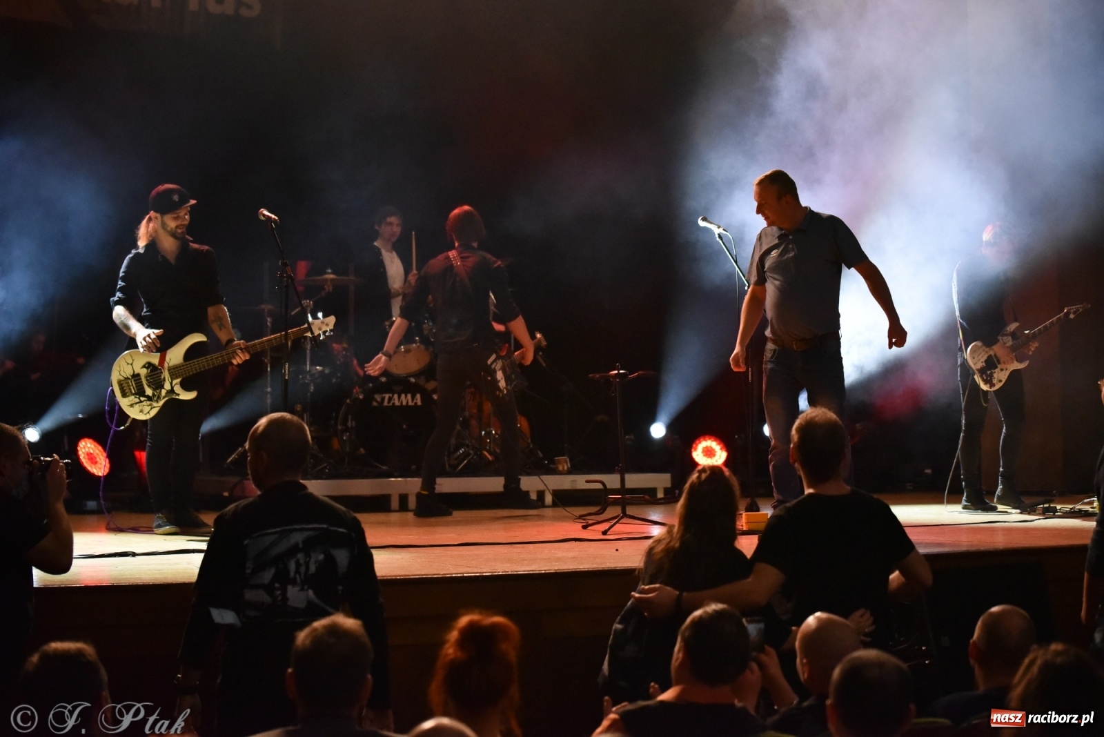 Zdjęcie w galerii na portalu naszraciborz.pl: Metallica symfonicznie. Pełna sala w RCK! wiadomości z regionu