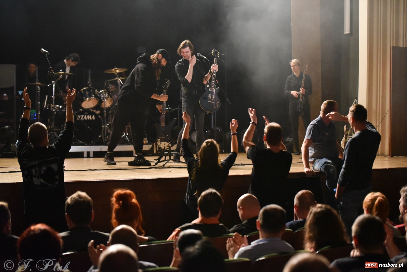 Zdjęcie w galerii na portalu naszraciborz.pl: Metallica symfonicznie. Pełna sala w RCK! wiadomości z regionu