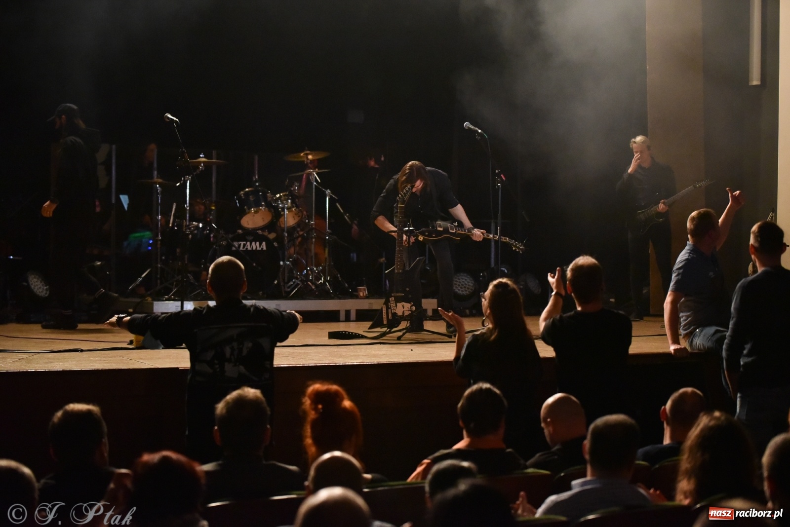 Zdjęcie w galerii na portalu naszraciborz.pl: Metallica symfonicznie. Pełna sala w RCK! wiadomości z regionu