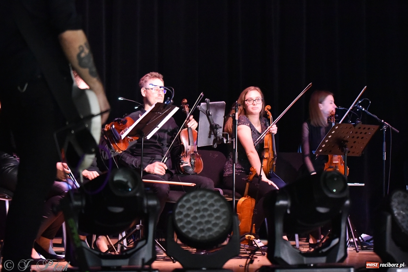 Zdjęcie w galerii na portalu naszraciborz.pl: Metallica symfonicznie. Pełna sala w RCK! wiadomości z regionu