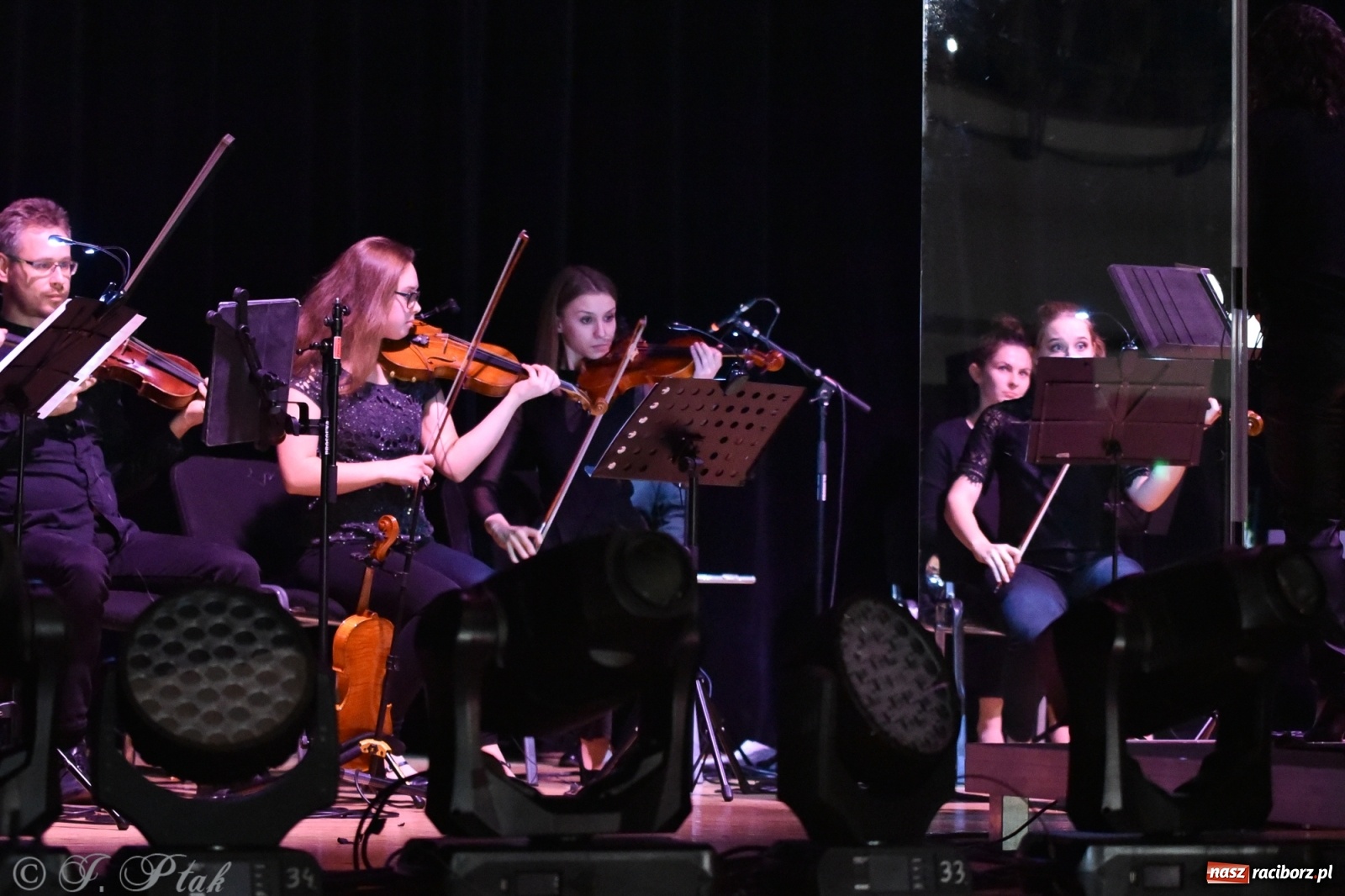 Zdjęcie w galerii na portalu naszraciborz.pl: Metallica symfonicznie. Pełna sala w RCK! wiadomości z regionu