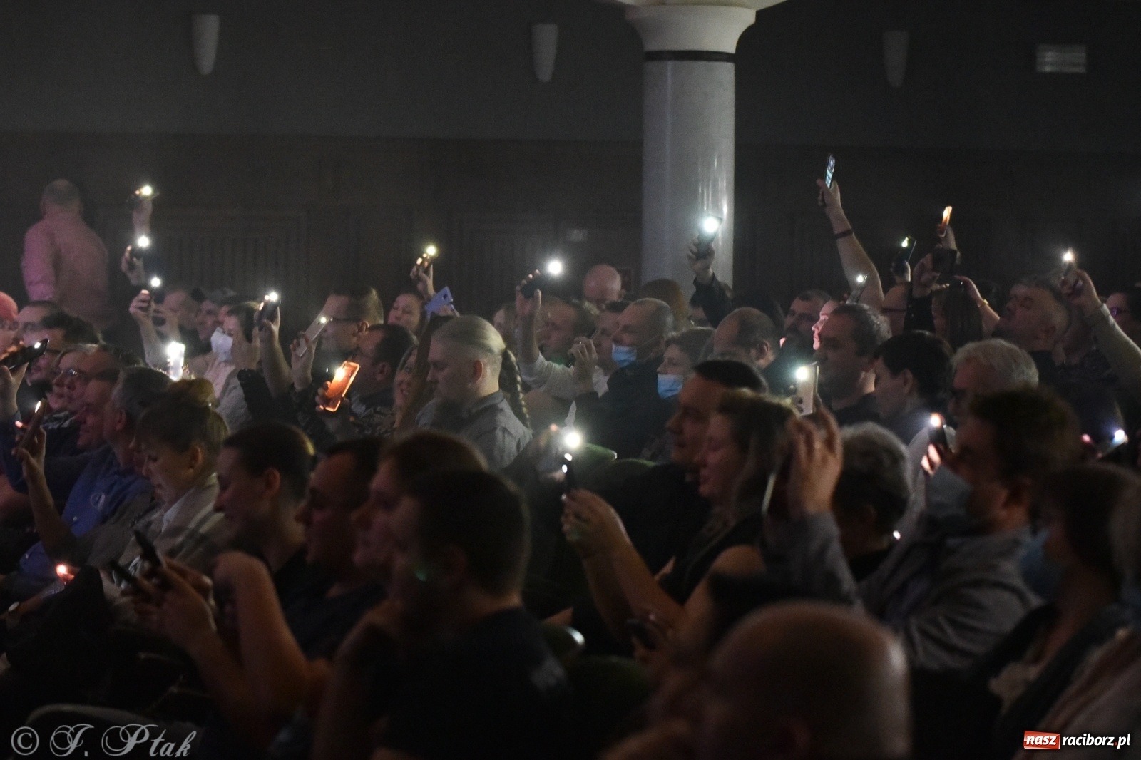 Zdjęcie w galerii na portalu naszraciborz.pl: Metallica symfonicznie. Pełna sala w RCK! wiadomości z regionu